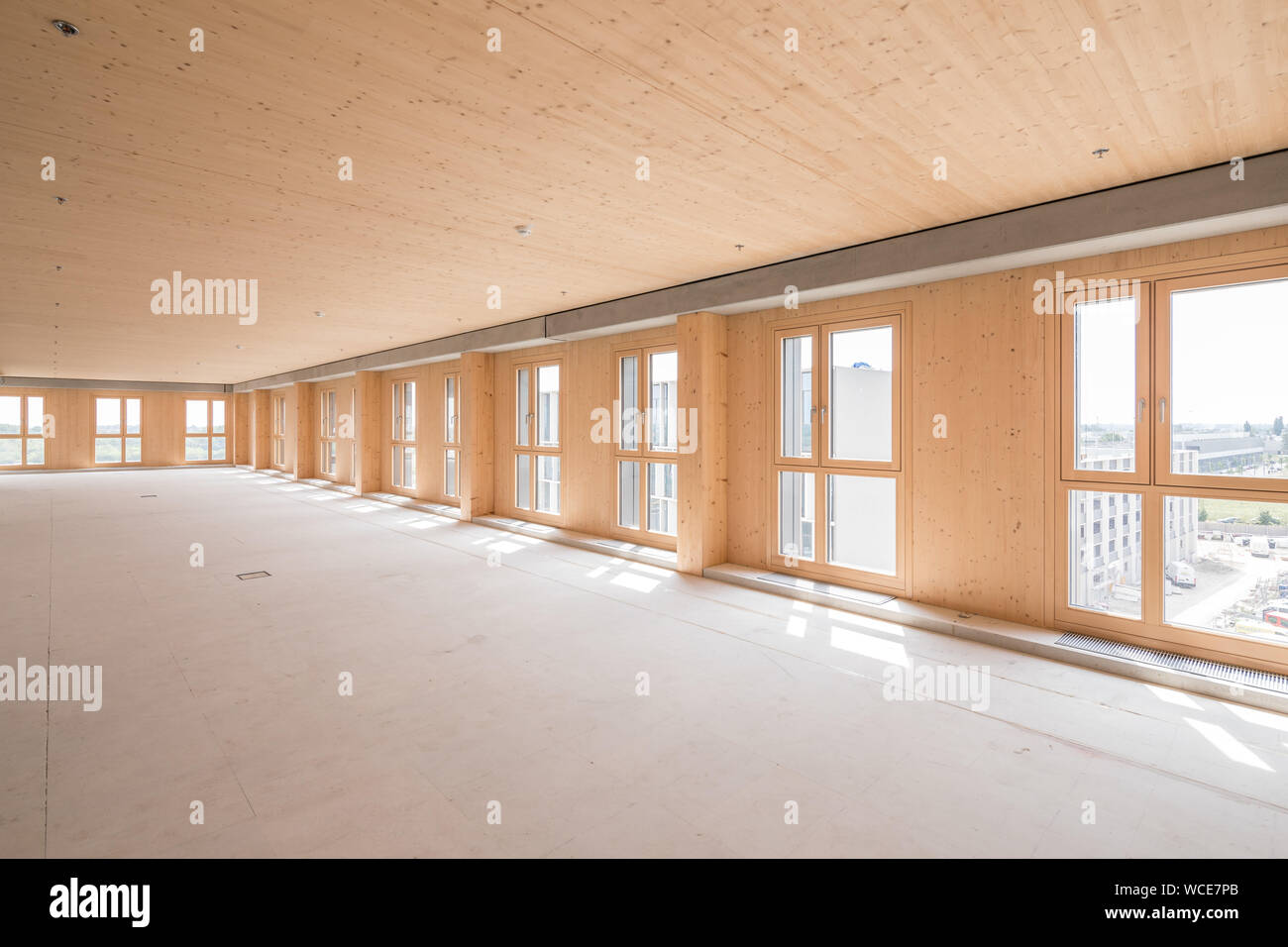 Vienna, Austria. Il 27 agosto, 2019. Una camera all'interno di nuovo 'Hoho Wien", un alto-aumento consistente di 75 percento di parti in legno dal primo piano verso l'alto e si trova nella cittadina balneare nel nord-est della capitale austriaca. La speciale non è visibile dall'esterno. Con le sue lastre, la facciata dell'edificio alto a Vienna si preannuncia piuttosto convenzionale. Ma circa 800 colonne di legno fatto di abete austriaco portano i piani, gli elementi a parete sono fatti di materie prime rinnovabili e anche il composito di legno del soffitto. Credito: dpa picture alliance/Alamy Live News Foto Stock
