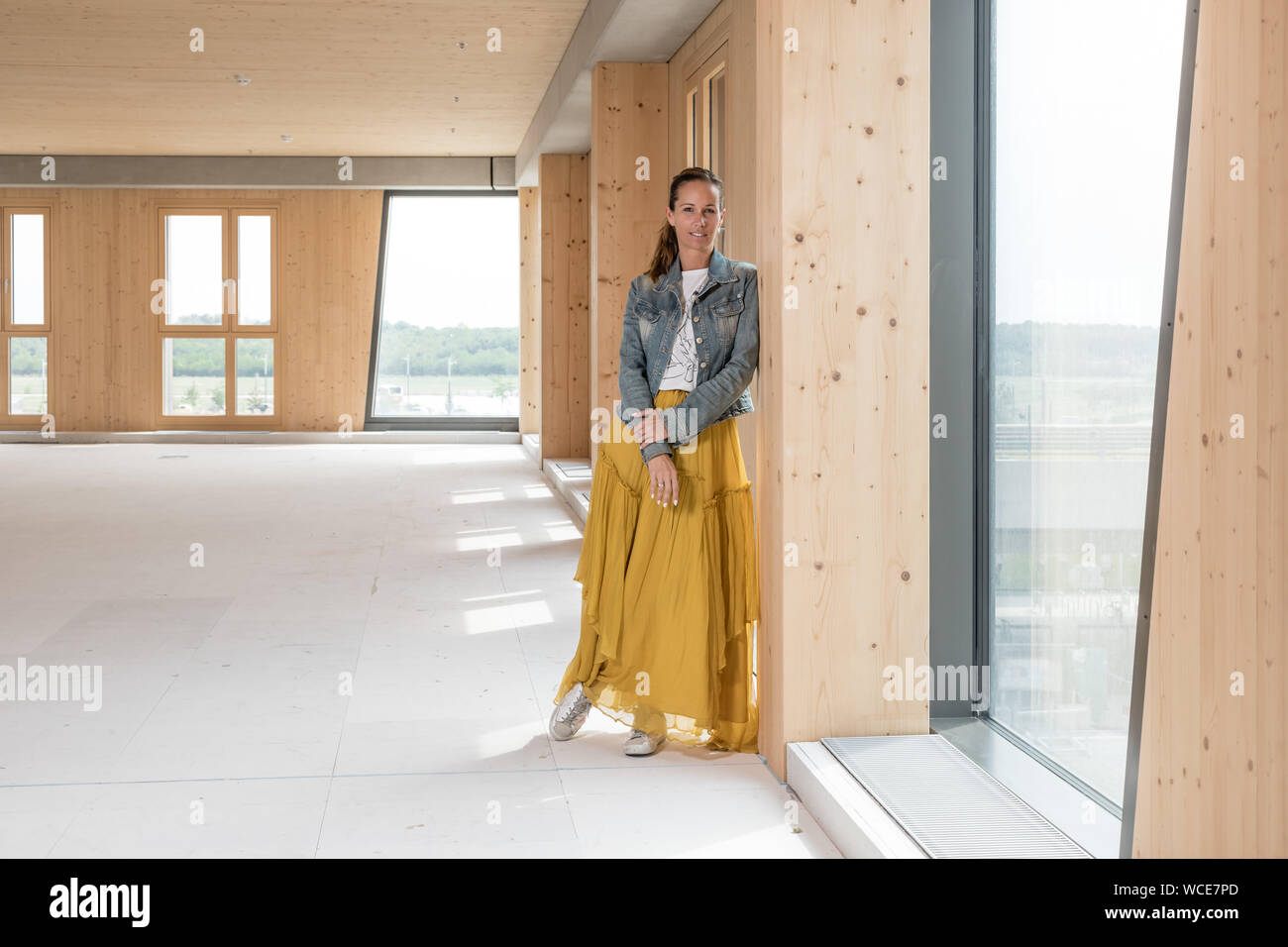 Vienna, Austria. Il 27 agosto, 2019. Caroline Palfy, capomaestro, ingegnere e sviluppatore del progetto, è in piedi all'interno del nuovo 'Hoho Wien", un alto edificio costituito da 75% di parti in legno dal primo piano e situato nella cittadina balneare nel nord-est della capitale austriaca. La speciale non è visibile dall'esterno. Con le sue lastre, la facciata dell'edificio alto a Vienna si preannuncia piuttosto convenzionale. Ma circa 800 colonne di legno fatto di abete austriaco portano i piani, gli elementi a parete sono fatti di materie prime rinnovabili e anche il composito di legno del soffitto. Foto Stock