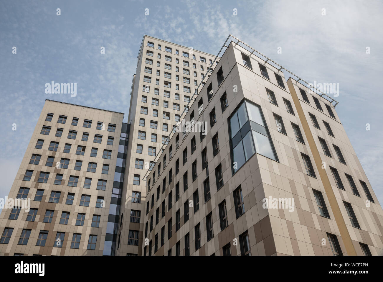 Vienna, Austria. Il 27 agosto, 2019. Il nuovo "Hoho Wien", un alto-aumento consistente di 75 percento di legno dal primo piano verso l'alto, è situato nella località balneare nel nord-est della capitale austriaca. La speciale non è visibile dall'esterno. Con le sue lastre, la facciata dell'edificio alto a Vienna si preannuncia piuttosto convenzionale. Ma circa 800 colonne di legno fatto di abete austriaco portano i piani, gli elementi a parete sono fatti di materie prime rinnovabili e anche il composito di legno del soffitto. Credito: dpa picture alliance/Alamy Live News Foto Stock