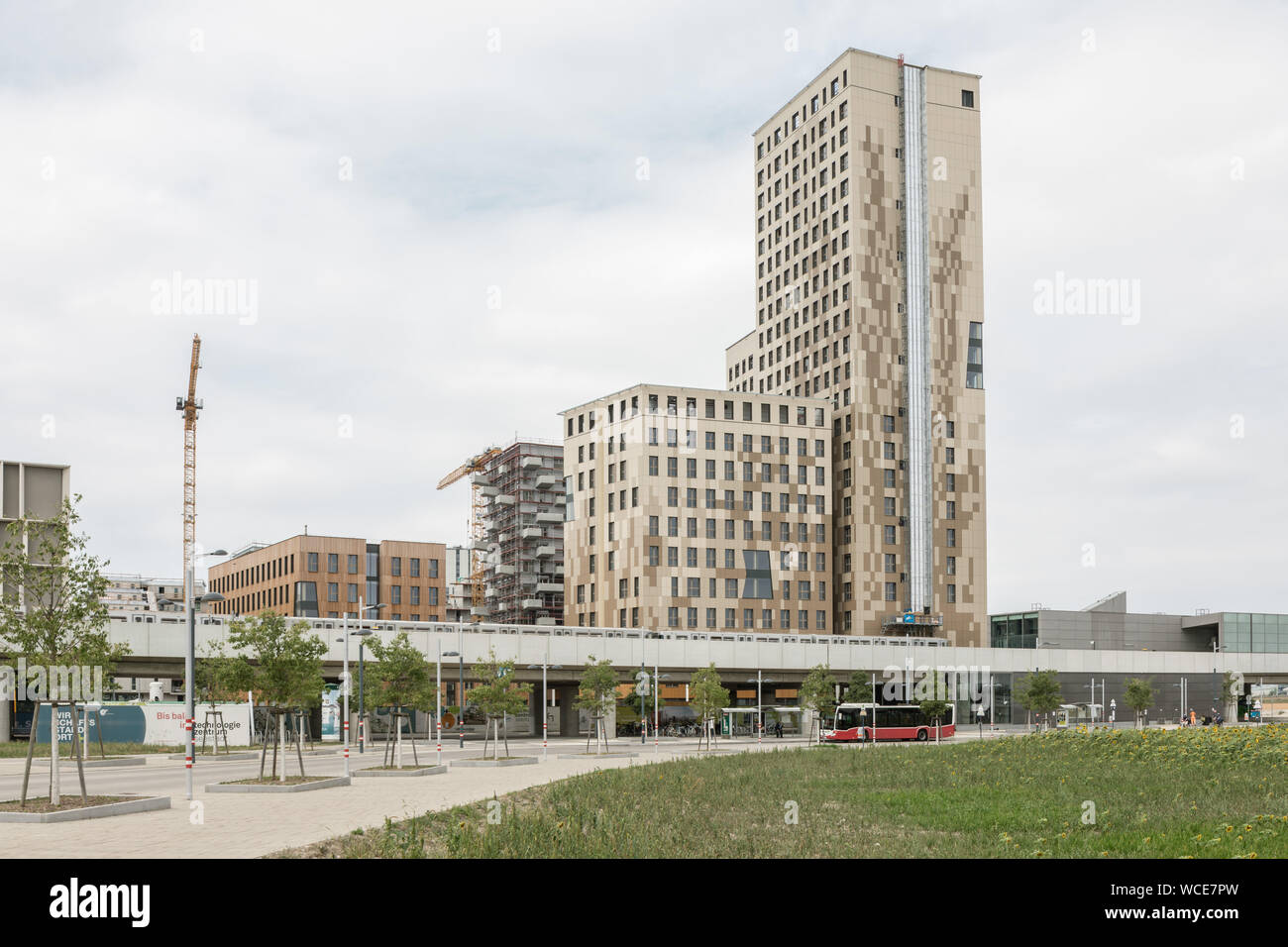 Vienna, Austria. Il 27 agosto, 2019. Il nuovo "Hoho Wien", un alto-aumento consistente di 75 percento di legno dal primo piano verso l'alto, è situato nella località balneare nel nord-est della capitale austriaca. La speciale non è visibile dall'esterno. Con le sue lastre, la facciata dell'edificio alto a Vienna si preannuncia piuttosto convenzionale. Ma circa 800 colonne di legno fatto di abete austriaco portano i piani, gli elementi a parete sono fatti di materie prime rinnovabili e anche il composito di legno del soffitto. Credito: dpa picture alliance/Alamy Live News Foto Stock
