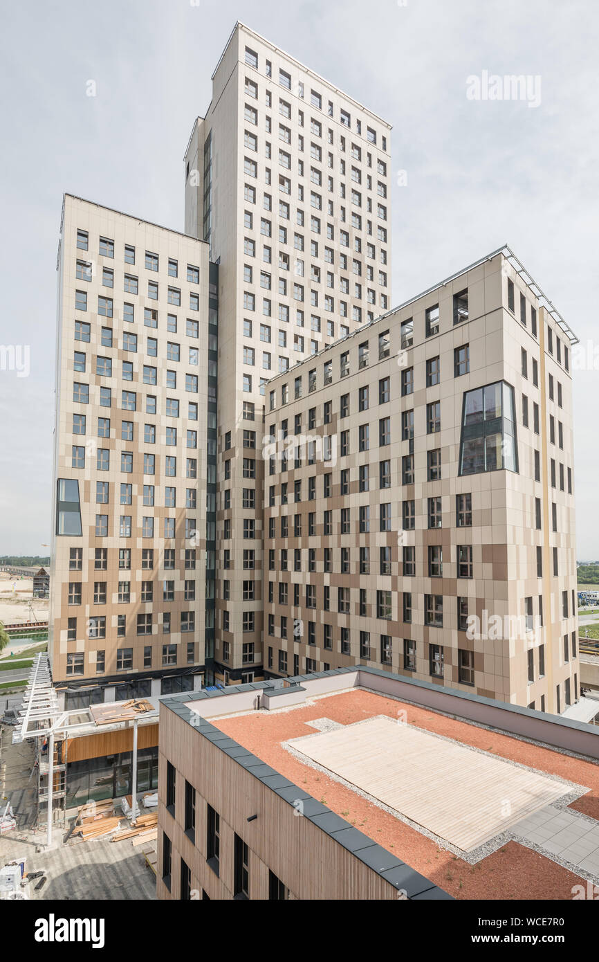 Vienna, Austria. Il 27 agosto, 2019. Il nuovo "Hoho Wien", un alto-aumento consistente di 75 percento di legno dal primo piano verso l'alto, è situato nella località balneare nel nord-est della capitale austriaca. La speciale non è visibile dall'esterno. Con le sue lastre, la facciata dell'edificio alto a Vienna si preannuncia piuttosto convenzionale. Ma circa 800 colonne di legno fatto di abete austriaco portano i piani, gli elementi a parete sono fatti di materie prime rinnovabili e anche il composito di legno del soffitto. Credito: dpa picture alliance/Alamy Live News Foto Stock