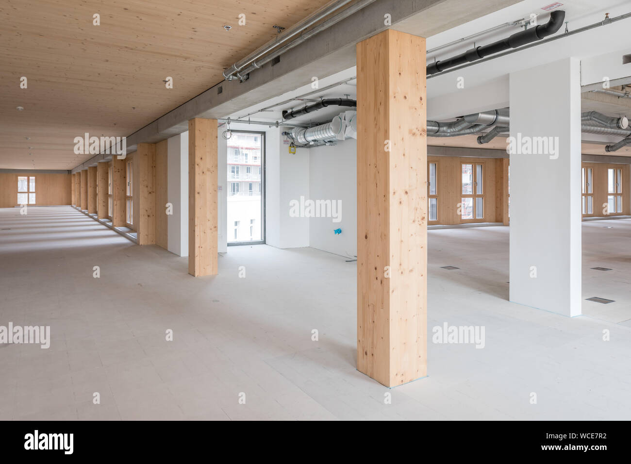 Vienna, Austria. Il 27 agosto, 2019. Colonne di legno stand all'interno del nuovo 'Hoho Wien", un alto edificio che consiste di 75 percento di parti in legno dal primo piano verso l'alto e si trova nella cittadina balneare nel nord-est della capitale austriaca. La speciale non è visibile dall'esterno. Con le sue lastre, la facciata dell'edificio alto a Vienna si preannuncia piuttosto convenzionale. Ma circa 800 colonne di legno fatto di abete austriaco portano i piani, gli elementi a parete sono fatti di materie prime rinnovabili e anche il composito di legno del soffitto. Credito: dpa picture alliance/Alamy Live News Foto Stock