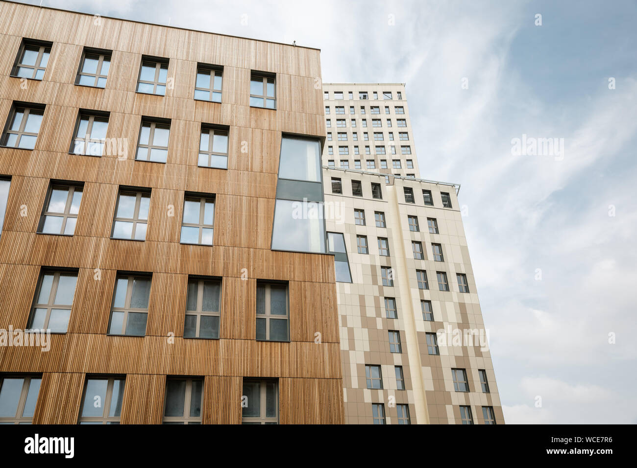 Vienna, Austria. Il 27 agosto, 2019. Il nuovo "Hoho Wien", un alto-aumento consistente di 75 percento di legno dal primo piano verso l'alto, è situato nella località balneare nel nord-est della capitale austriaca. La speciale non è visibile dall'esterno. Con le sue lastre, la facciata dell'edificio alto a Vienna si preannuncia piuttosto convenzionale. Ma circa 800 colonne di legno fatto di abete austriaco portano i piani, gli elementi a parete sono fatti di materie prime rinnovabili e anche il composito di legno del soffitto. Credito: dpa picture alliance/Alamy Live News Foto Stock