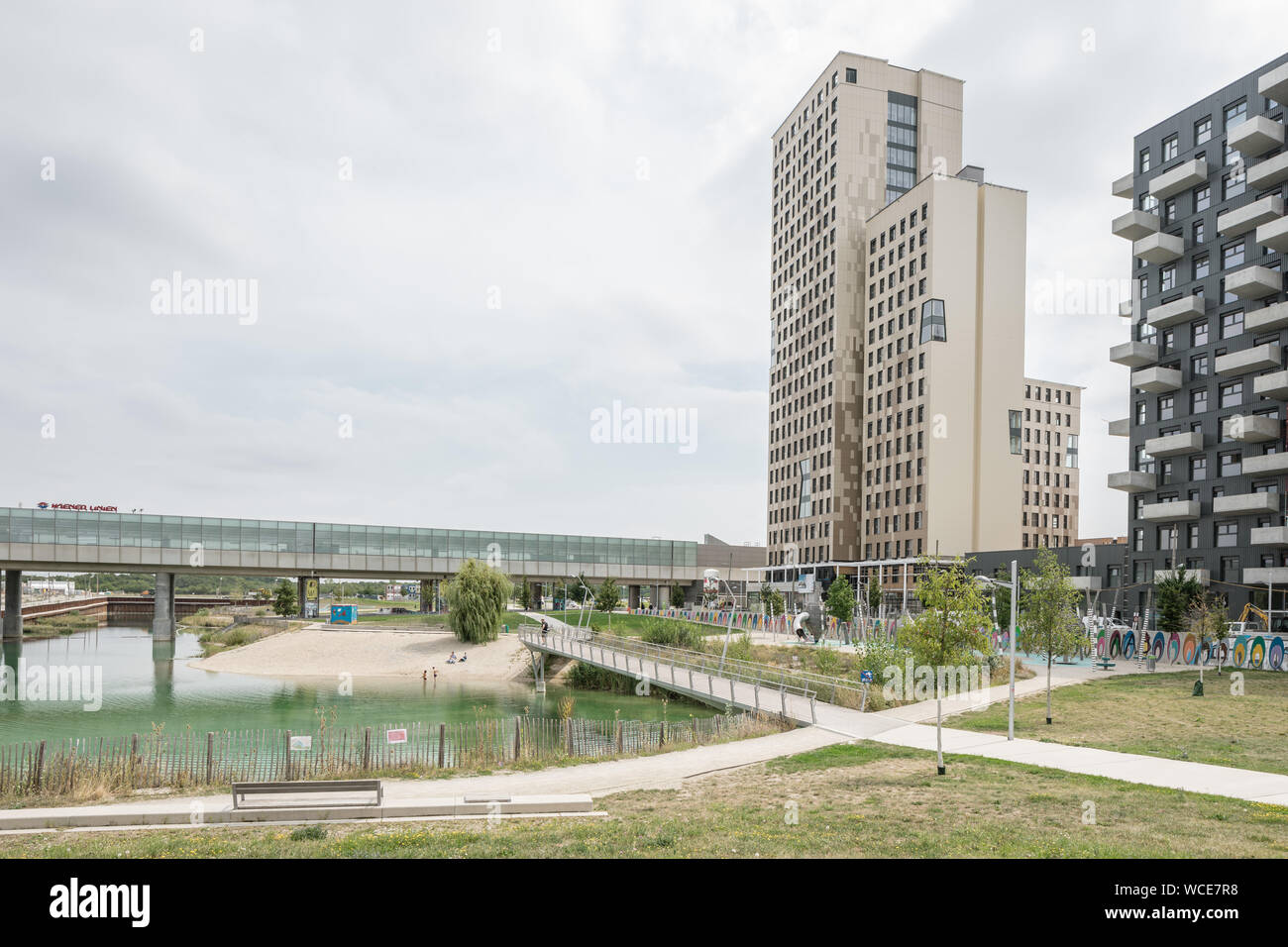 Vienna, Austria. Il 27 agosto, 2019. Il nuovo "Hoho Wien", un alto-aumento consistente di 75 percento di legno dal primo piano verso l'alto, è situato nella località balneare nel nord-est della capitale austriaca. La speciale non è visibile dall'esterno. Con le sue lastre, la facciata dell'edificio alto a Vienna si preannuncia piuttosto convenzionale. Ma circa 800 colonne di legno fatto di abete austriaco portano i piani, gli elementi a parete sono fatti di materie prime rinnovabili e anche il composito di legno del soffitto. Credito: dpa picture alliance/Alamy Live News Foto Stock