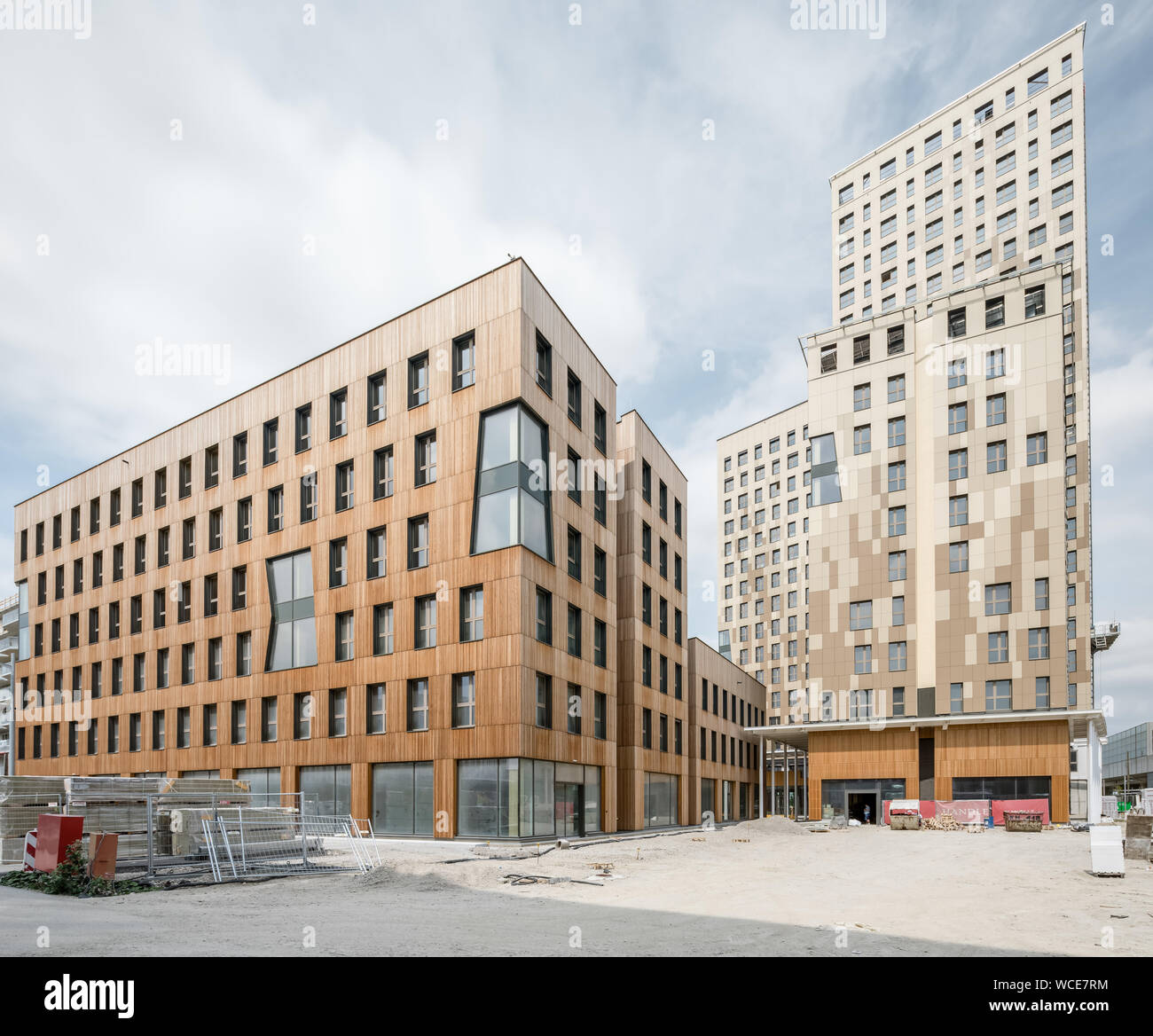Vienna, Austria. Il 27 agosto, 2019. Il nuovo "Hoho Wien", un alto-aumento consistente di 75 percento di legno dal primo piano verso l'alto, è situato nella località balneare nel nord-est della capitale austriaca. La speciale non è visibile dall'esterno. Con le sue lastre, la facciata dell'edificio alto a Vienna si preannuncia piuttosto convenzionale. Ma circa 800 colonne di legno fatto di abete austriaco portano i piani, gli elementi a parete sono fatti di materie prime rinnovabili e anche il composito di legno del soffitto. Credito: dpa picture alliance/Alamy Live News Foto Stock