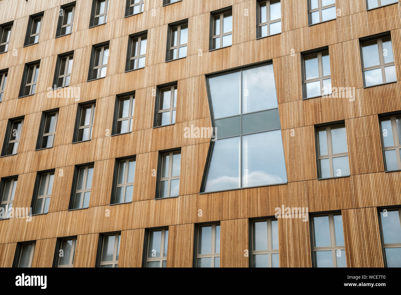 Vienna, Austria. Il 27 agosto, 2019. Il nuovo "Hoho Wien", un alto-aumento consistente di 75 percento di legno dal primo piano verso l'alto, è situato nella località balneare nel nord-est della capitale austriaca. La speciale non è visibile dall'esterno. Con le sue lastre, la facciata dell'edificio alto a Vienna si preannuncia piuttosto convenzionale. Ma circa 800 colonne di legno fatto di abete austriaco portano i piani, gli elementi a parete sono fatti di materie prime rinnovabili e anche il composito di legno del soffitto. Credito: dpa picture alliance/Alamy Live News Foto Stock