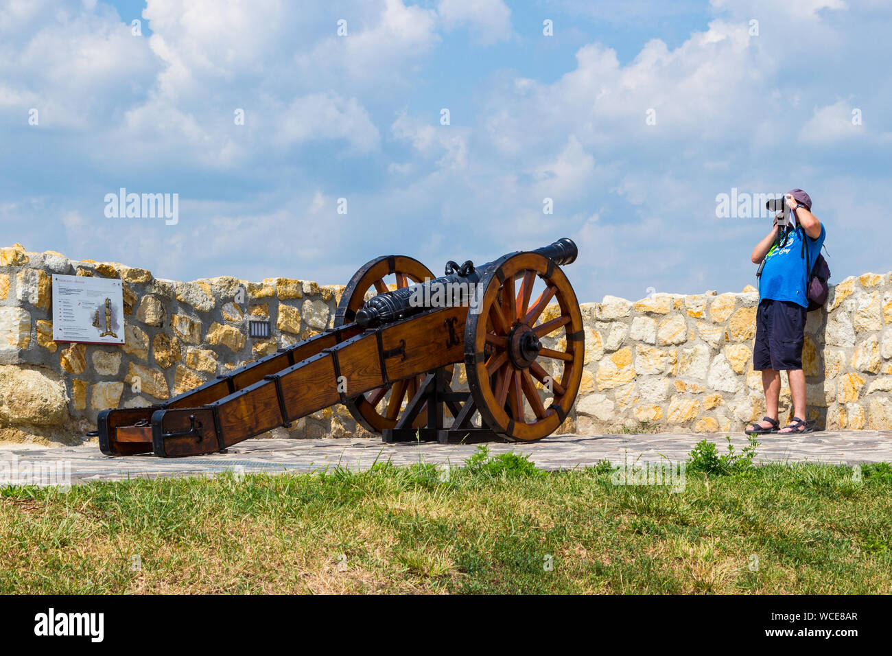 Cannon vs Canon. Un turista a fotografare un sedicesimo secolo cannone  (campo di pistola) sulle pareti del castello di Eger, Ungheria Foto stock -  Alamy