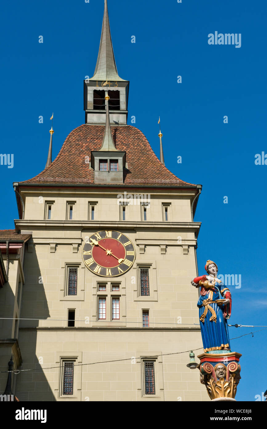 Käfigturm torre medievale e un orologio e una fontana con la statua di Anna-Seiler-Brunnen (Anna venditore). Città vecchia di Berna, Svizzera Foto Stock