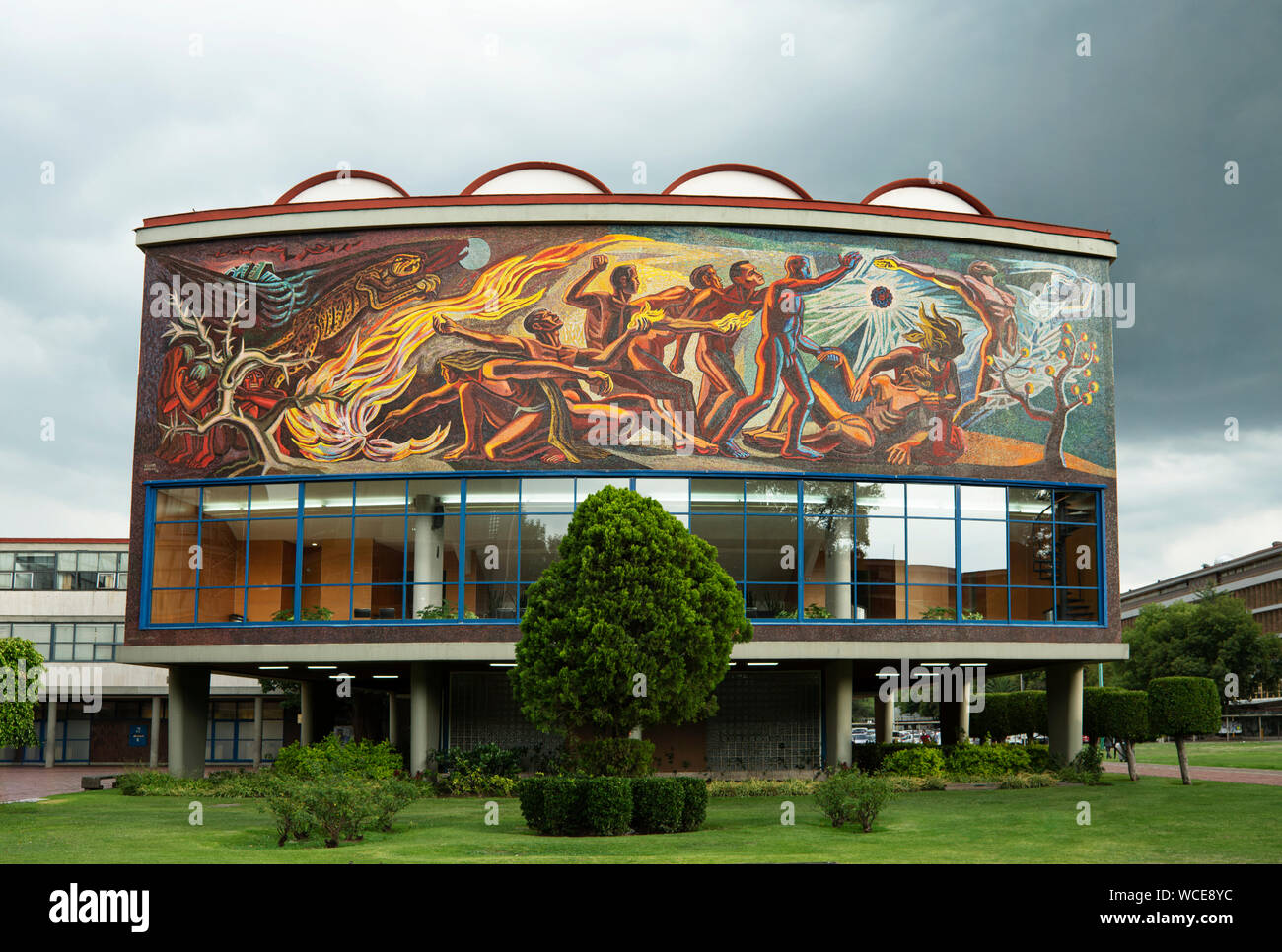 "La conquista dell'energia" murale di José Chávez Morado a Città Universitaria UNAM (Università Nazionale Autonoma del Messico). Città del Messico, Messico, Giu 2019 Foto Stock