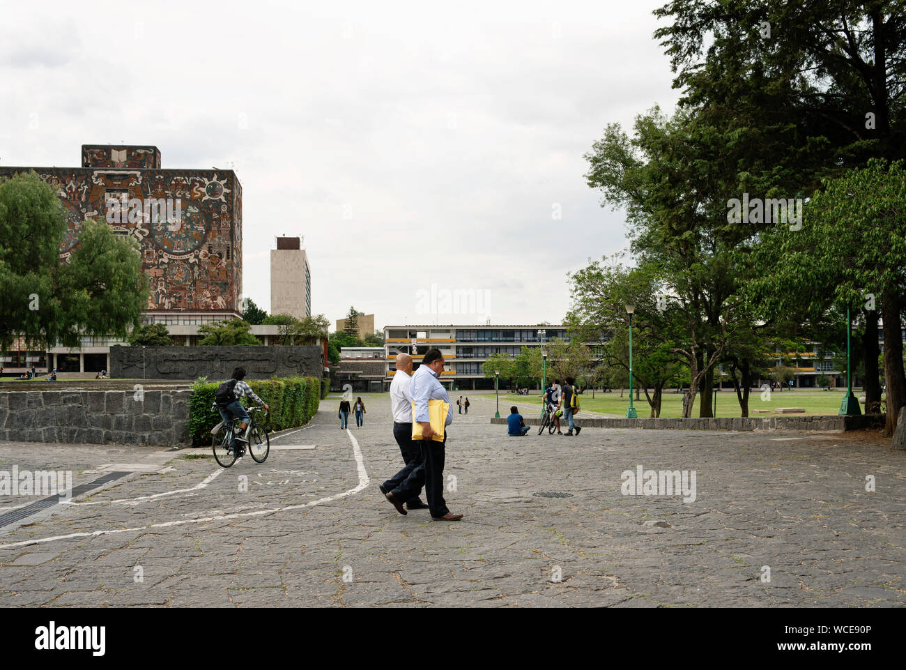 Gli insegnanti a piedi nel campus della UNAM (Università Nazionale Autonoma del Messico). Città del Messico. Giu 2019 Foto Stock