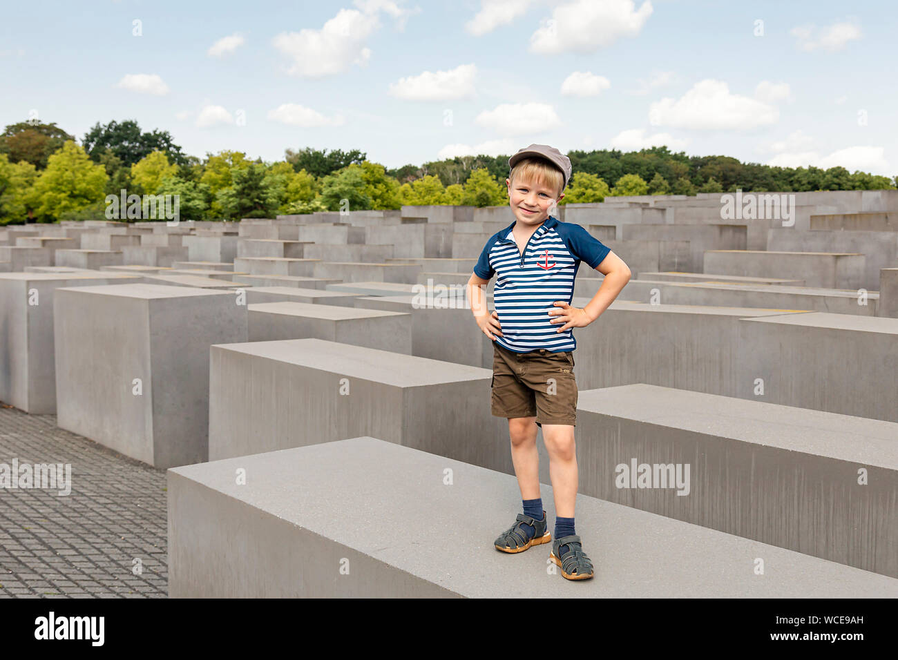 Il ragazzo, 6 anni, visitando il Memoriale dell'olocausto per gli ebrei uccisi di Europa durante il Nazionalsocialismo, Berlino, GERMNY. Foto Stock