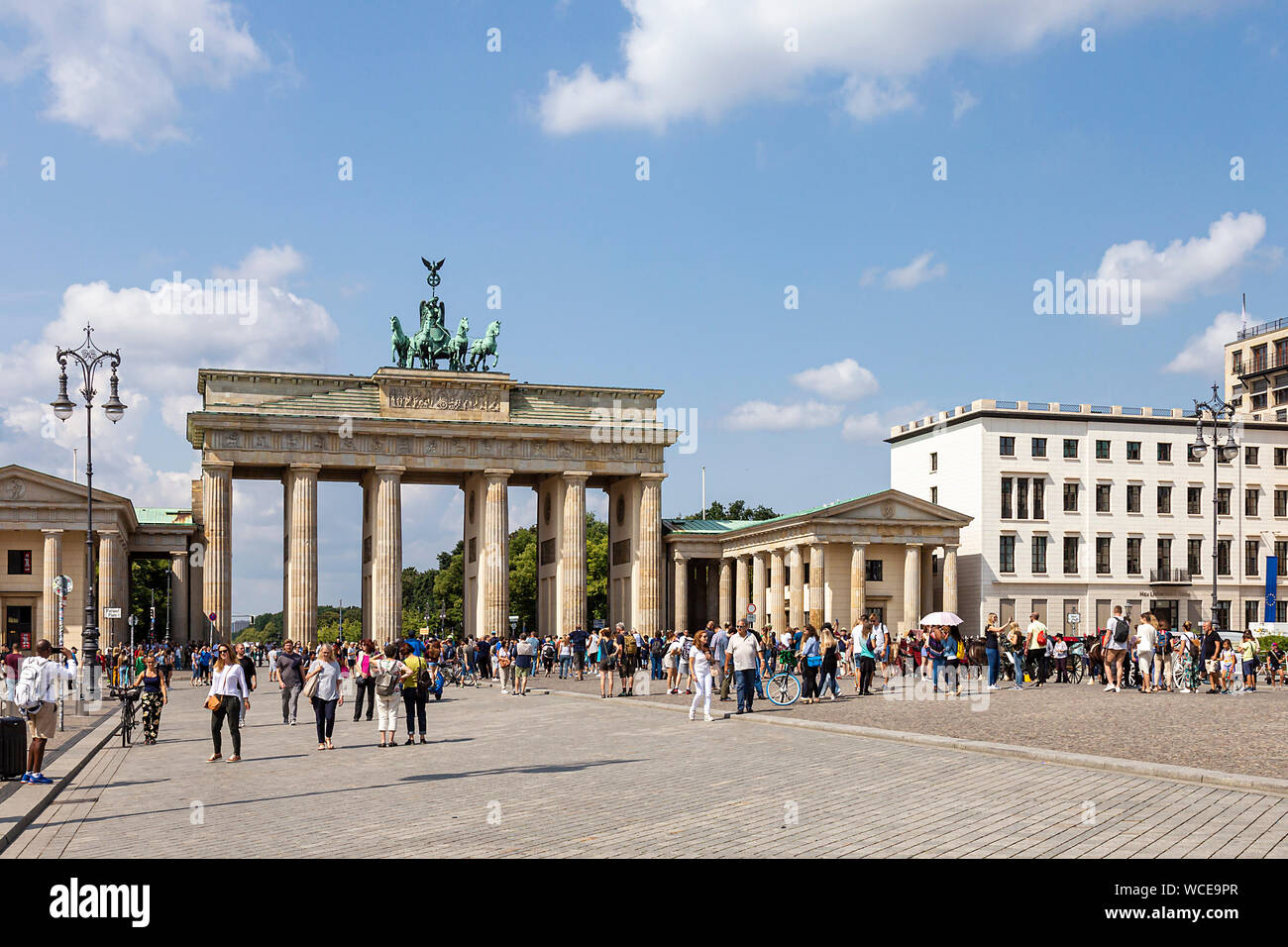I turisti sulla Pariser Platz davanti alla Porta di Brandeburgo a Berlino, Germania Foto Stock