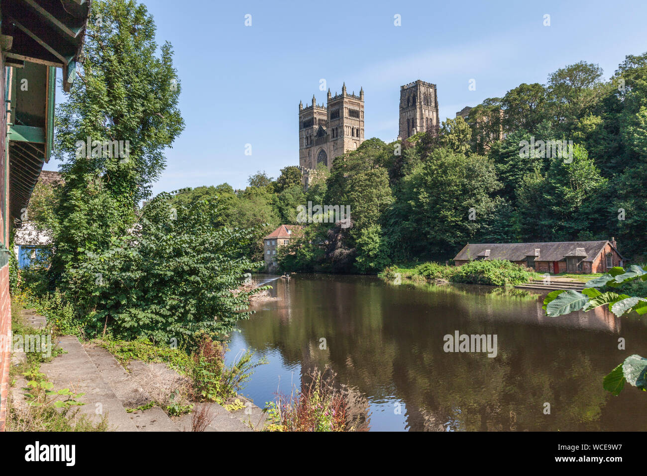 Una vista della Cattedrale di Durham e si affaccia sul fiume usura Foto Stock