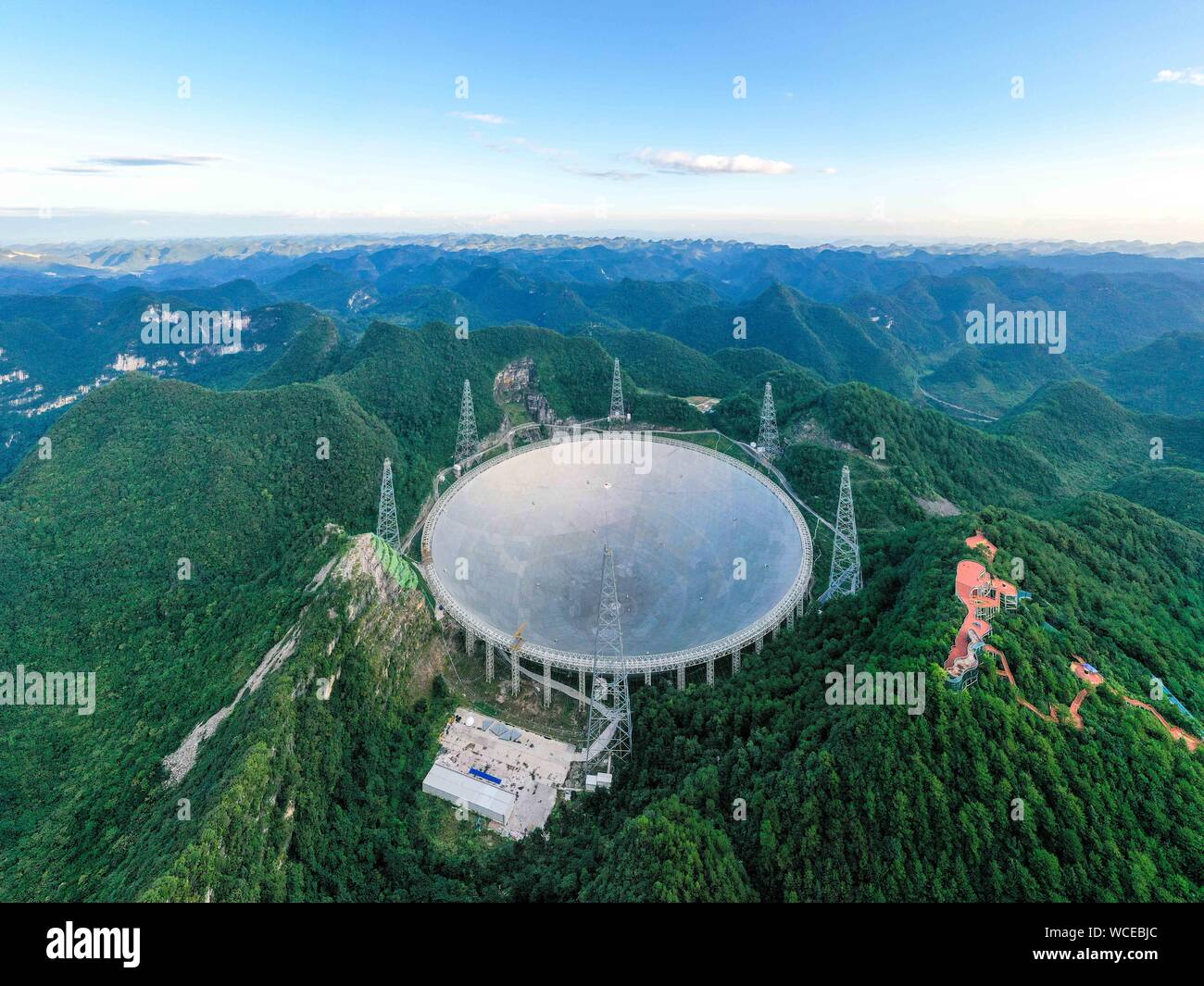 Pingtang. Il 27 agosto, 2019. Foto aeree prese su agosto 27, 2019 mostra la Cina del cinque-cento metri di apertura sferica telescopio radio (veloce) nel sud-ovest della Cina di Guizhou. La Cina è veloce, il più grande del mondo di un piatto unico radio telescopio sarà salutare il terzo anniversario della operazione che ha avuto inizio nel settembre 2016. Credito: Ou Dongqu/Xinhua/Alamy Live News Foto Stock
