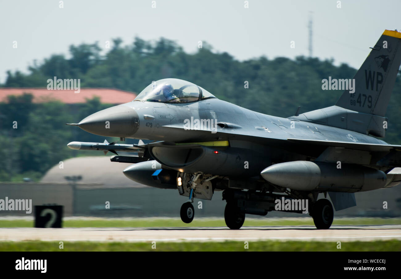 Un U.S. Air Force F-16 Fighting Falcon dalla 80th Fighter Squadron 'Juvats', Kunsan Air Base, Repubblica di Corea, prende il largo per una routine di volo di formazione il Agosto 26, 2019. Il 8° Fighter Wing regolarmente vola è F-16s per varie opportunità di formazione, per includere battenti a fianco di unità dalla Repubblica di Corea Air Force's 38th Fighter Group. (U.S. Air Force foto di Senior Airman Stefan Alvarez) Foto Stock