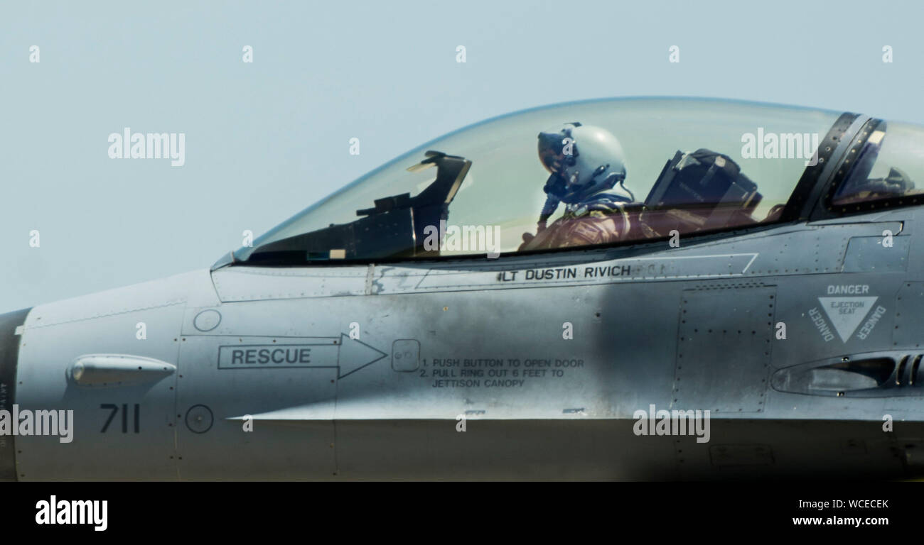 Un U.S. Air Force F-16 Fighting Falcon dalla 80th Fighter Squadron 'Juvats', Kunsan Air Base, Repubblica di Corea, prende il largo per una routine di volo di formazione il Agosto 26, 2019. Il 8° Fighter Wing regolarmente vola è F-16s per varie opportunità di formazione, per includere battenti a fianco di unità dalla Repubblica di Corea Air Force's 38th Fighter Group. (U.S. Air Force foto di Senior Airman Stefan Alvarez) Foto Stock