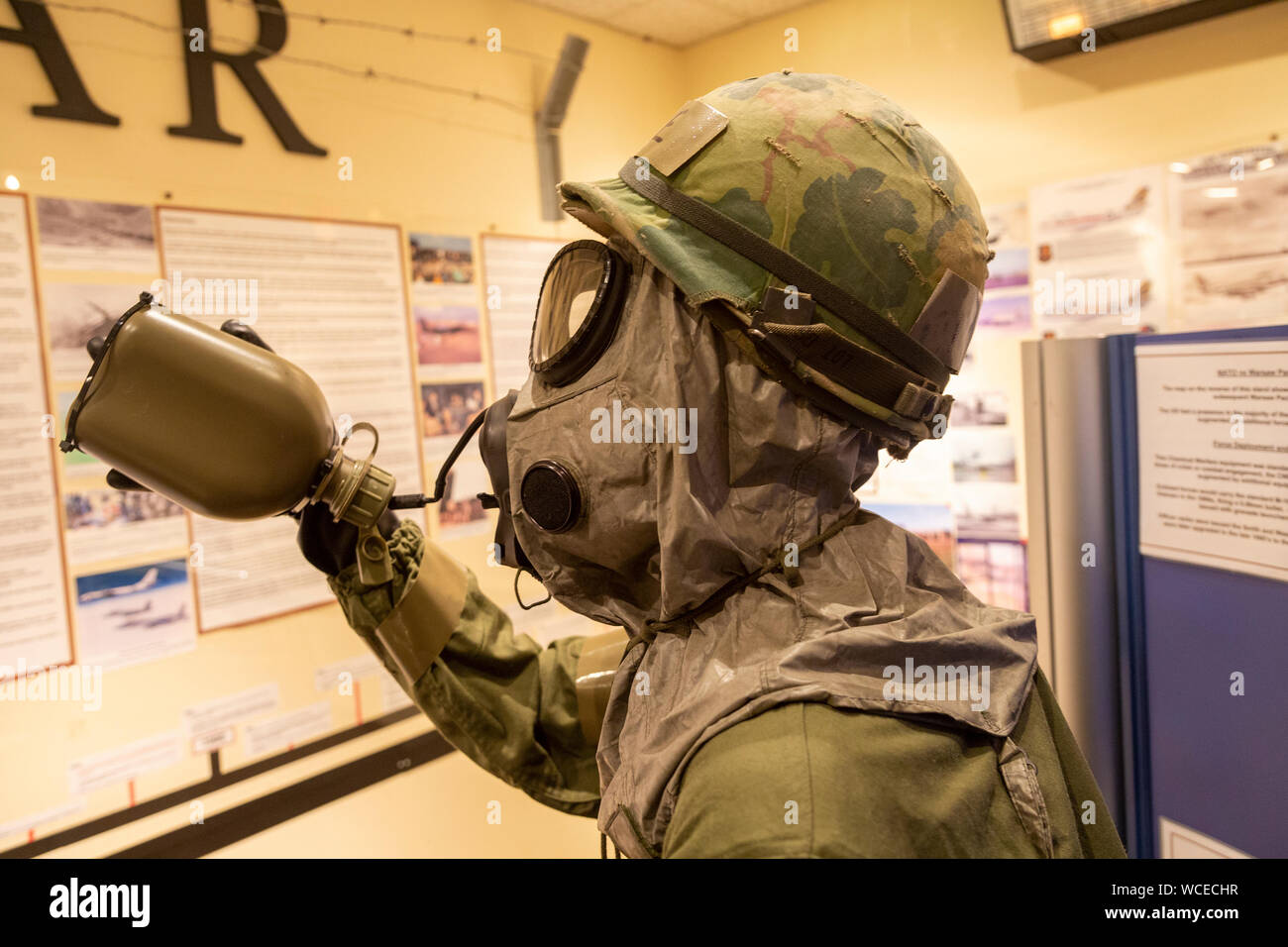 La guerra chimica ensemble di difesa abbigliamento e attrezzature, Bentwaters Cold War museum, Suffolk, Inghilterra, Regno Unito Foto Stock