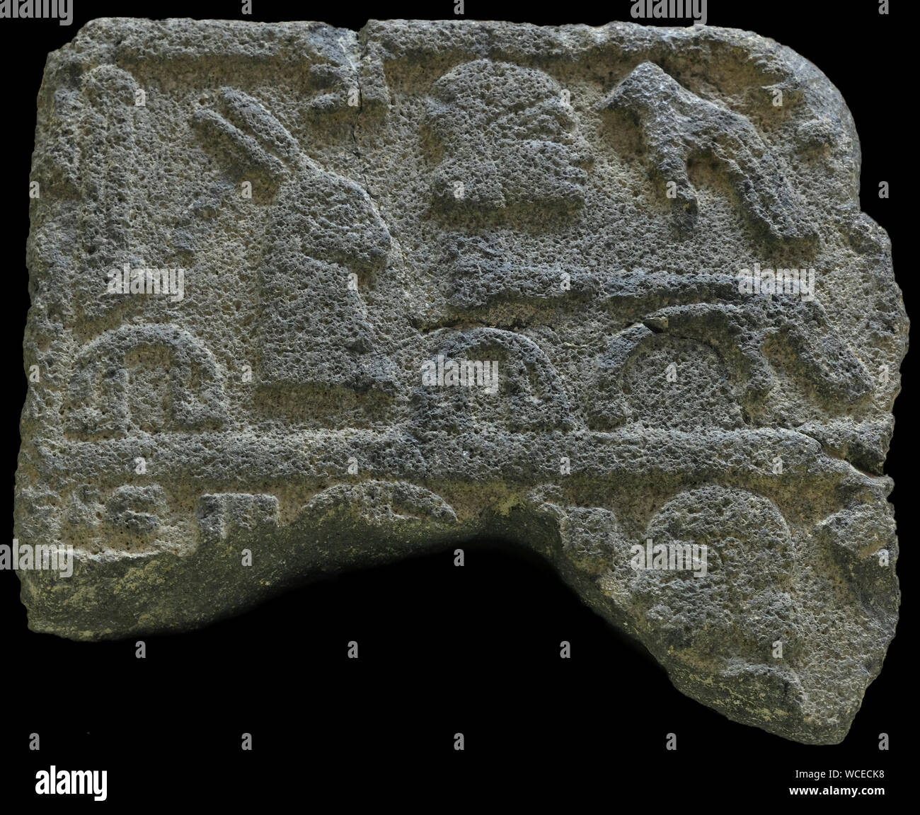 Stele di basalto frammento con Hittita ( lingua relativi alla Luwians ) Iscrizione geroglifica ca. 1000-700 A.C. trovati in Anatolia in Turchia. Luwian, talvolta noto come Luvian o Luish, è una lingua antica o gruppo di lingue, all'interno del ramo anatolico della famiglia indoeuropea di lingua. Foto Stock