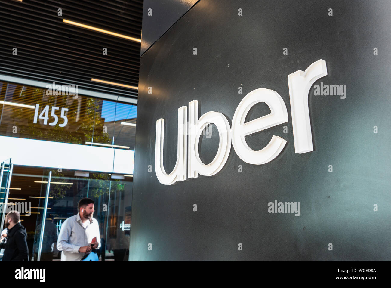 Agosto 21, 2019 San Francisco / CA / STATI UNITI D'AMERICA - Close up UBER segno presso la loro sede nel quartiere SOMA; Uber Technologies, Inc. è un Americano multin Foto Stock