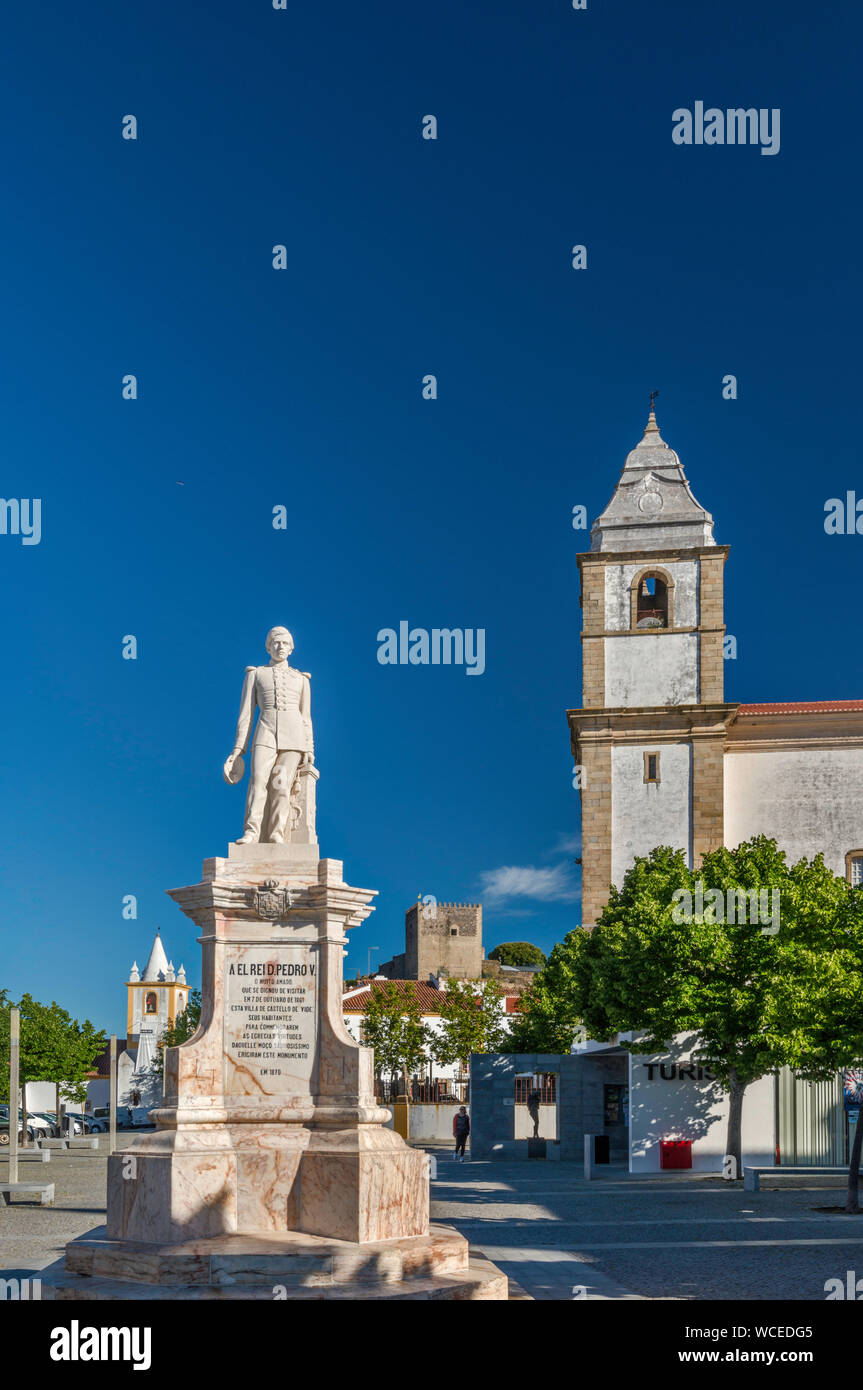 King Pedro V statua, Santa Maria da Devesa chiesa a Praca Dom Pedro, quadrato nella città di Castelo de Vide, distretto di Portalegre, Alto Alentejo, Portogallo Foto Stock