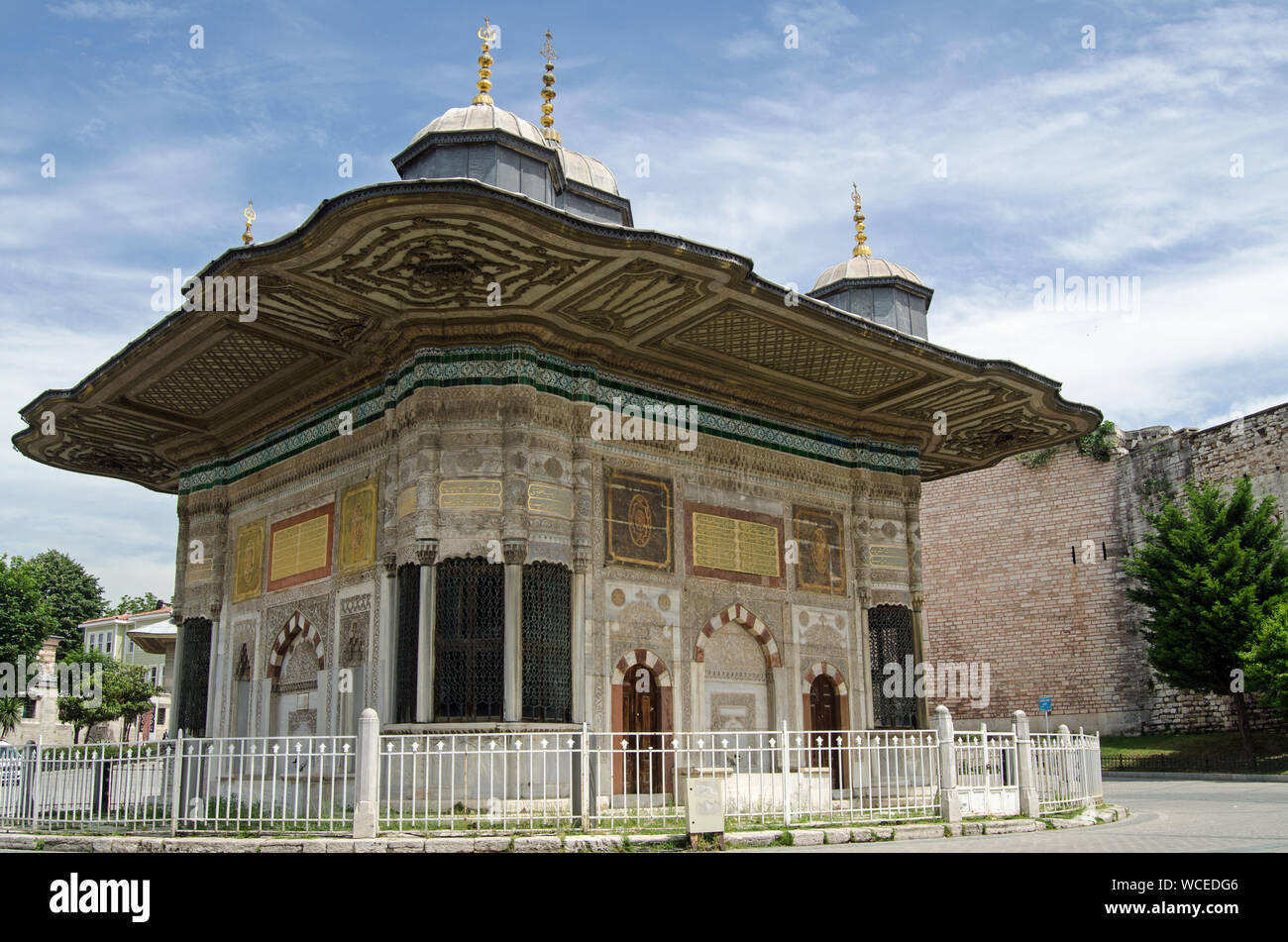 Esterno della fontana pubblica costruita nel 1728 per il Sultano Ahmed III appena fuori dalle porte del famoso Palazzo Topkapi a Istanbul, Turchia. Foto Stock