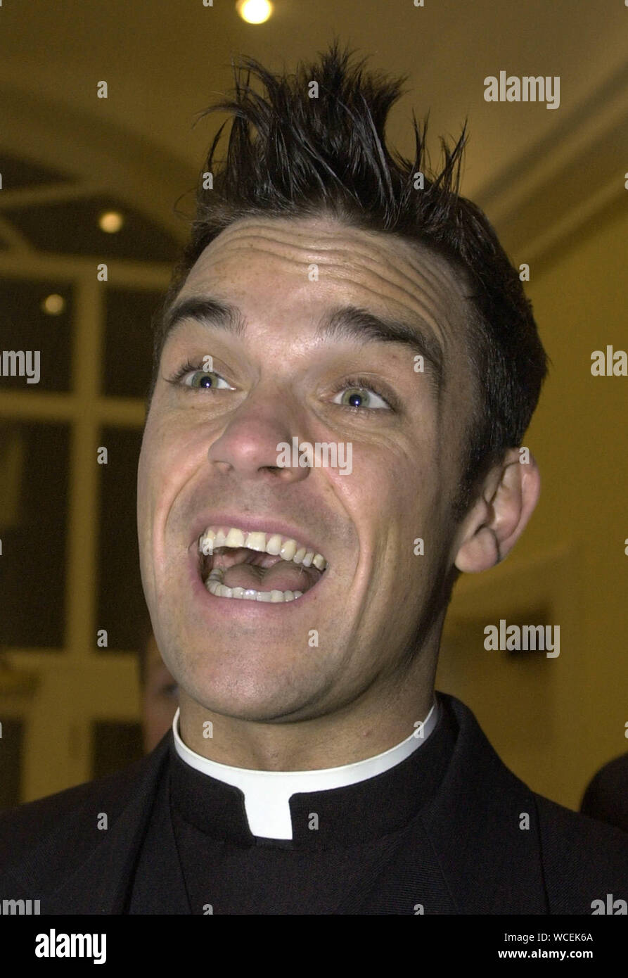 Robbie Williams lascia la sua Edimburgo Appartamento oggi ( Martedì 12/3/02 ) per partecipare alla prima notte di una produzione di Godspell presso la città Teatro Festival che stelle i suoi pals Jonathan documento Wilkes e Daniel McPherson star della soap australiana vicini. Foto Stock