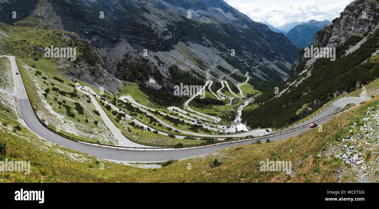 L'Italia, la famosa strada per il Passo dello Stelvio nelle Alpi. Paesaggio alpino. Serpentina di montagna. Foto Stock