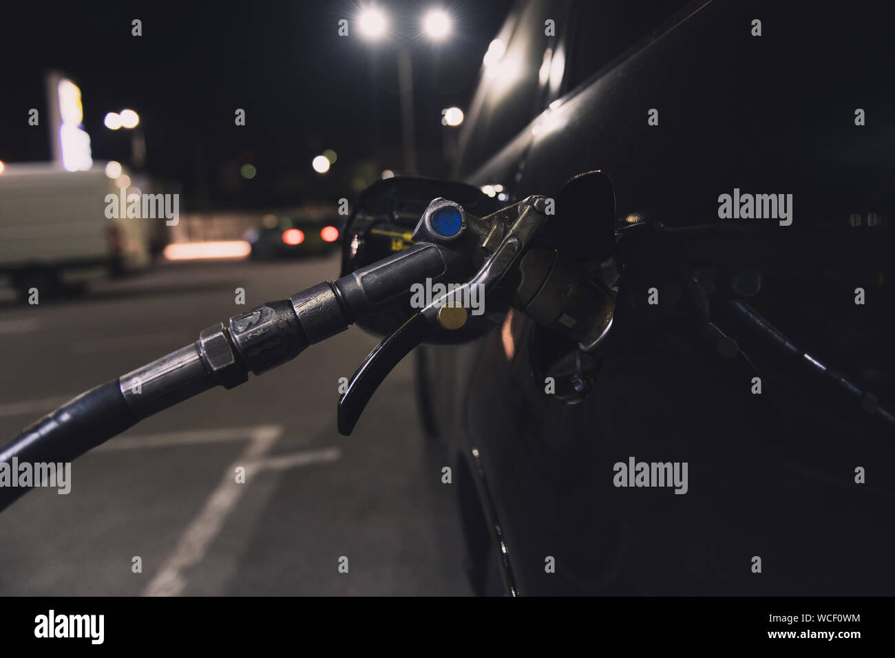 Vetture di rifornimento serbatoio con olio di gas presso la stazione di benzina. Nero auto nella notte è sempre una certa quantità di combustibile. Self-service. Foto Stock