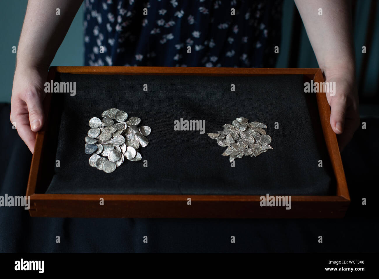 Monete dal Chew Valley accaparrare trovato vicino a Somerset sono svelato alla stampa presso il British Museum. Le monete sono da Chew Valley accaparrare, un grande tesoro scoperto di recente da metal detectorists nel Somerset, che getta una luce nuova sul post-periodo di conquista e l'impatto dell'invasione dei Normanni in Inghilterra. Foto Stock