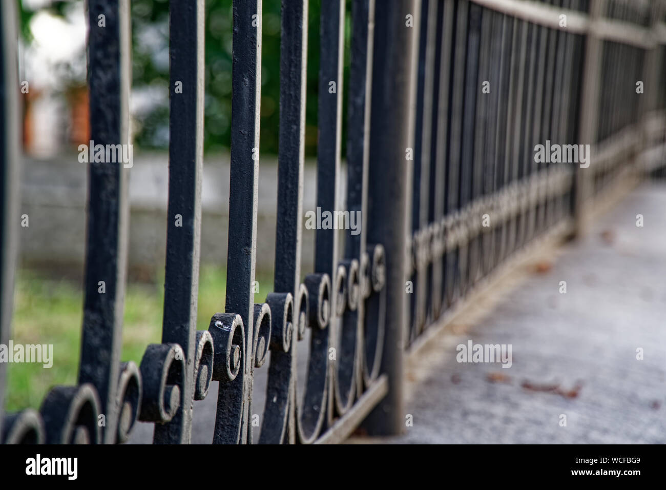 Recinzione lungo il ferro, recinzione metallica, soft focus. Foto Stock