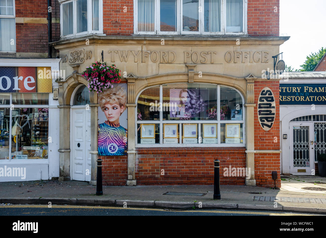 Il vecchio ufficio postale edificio nel centro del villaggio di Twyford nel Berkshire, Regno Unito è ora un parrucchiere. Foto Stock