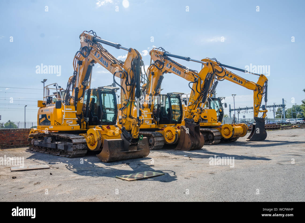 Una linea di tre cercatori di colore giallo o escavatori. Foto Stock