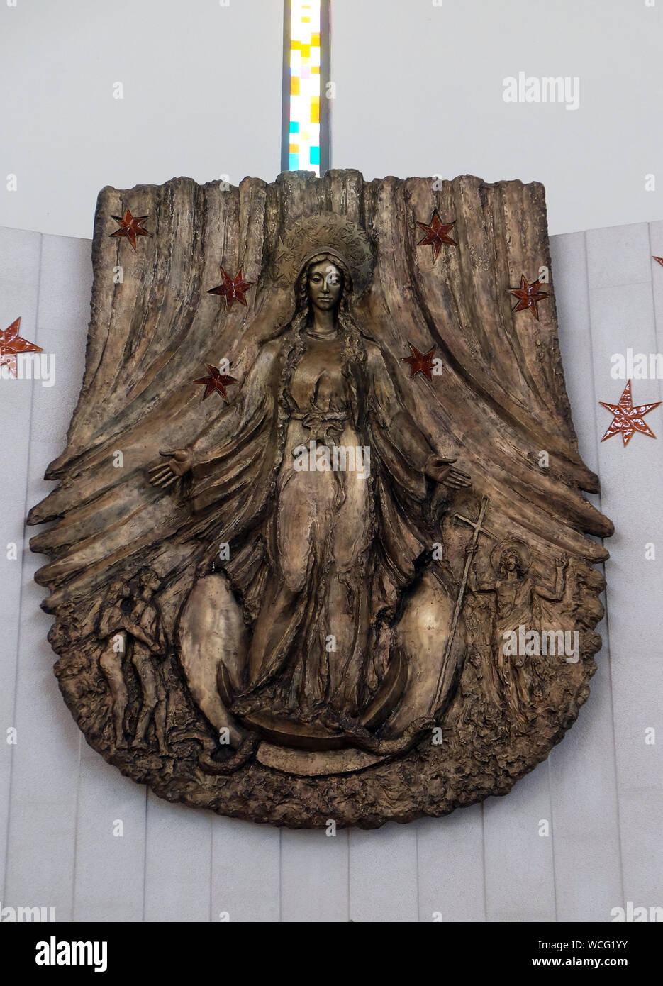 Vergine Maria statua sull altare della chiesa dell Immacolata Concezione della Vergine Maria in Malesnica zona residenziale, Zagabria, Croazia Foto Stock