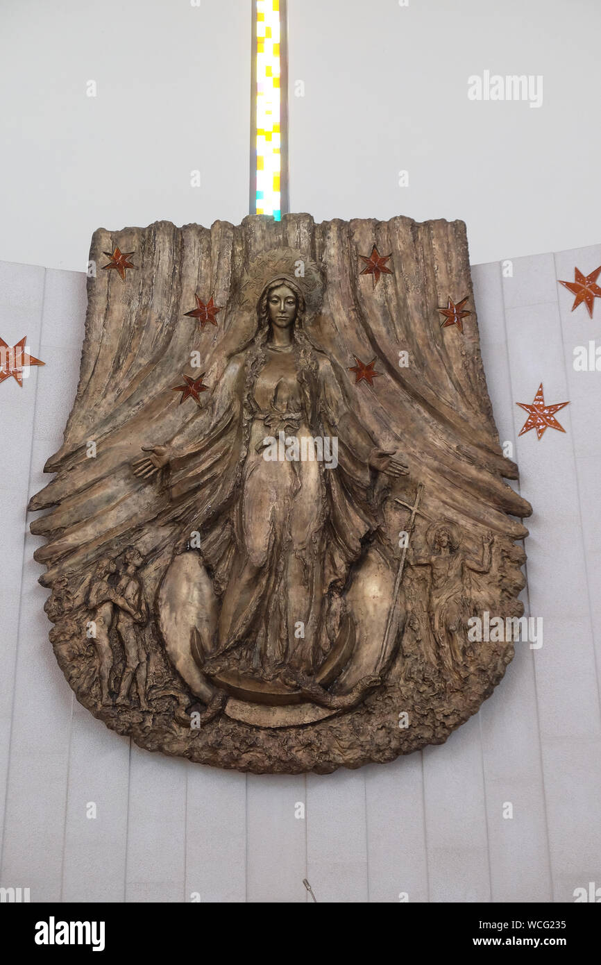 Vergine Maria statua sull altare della chiesa dell Immacolata Concezione della Vergine Maria in Malesnica zona residenziale, Zagabria, Croazia Foto Stock