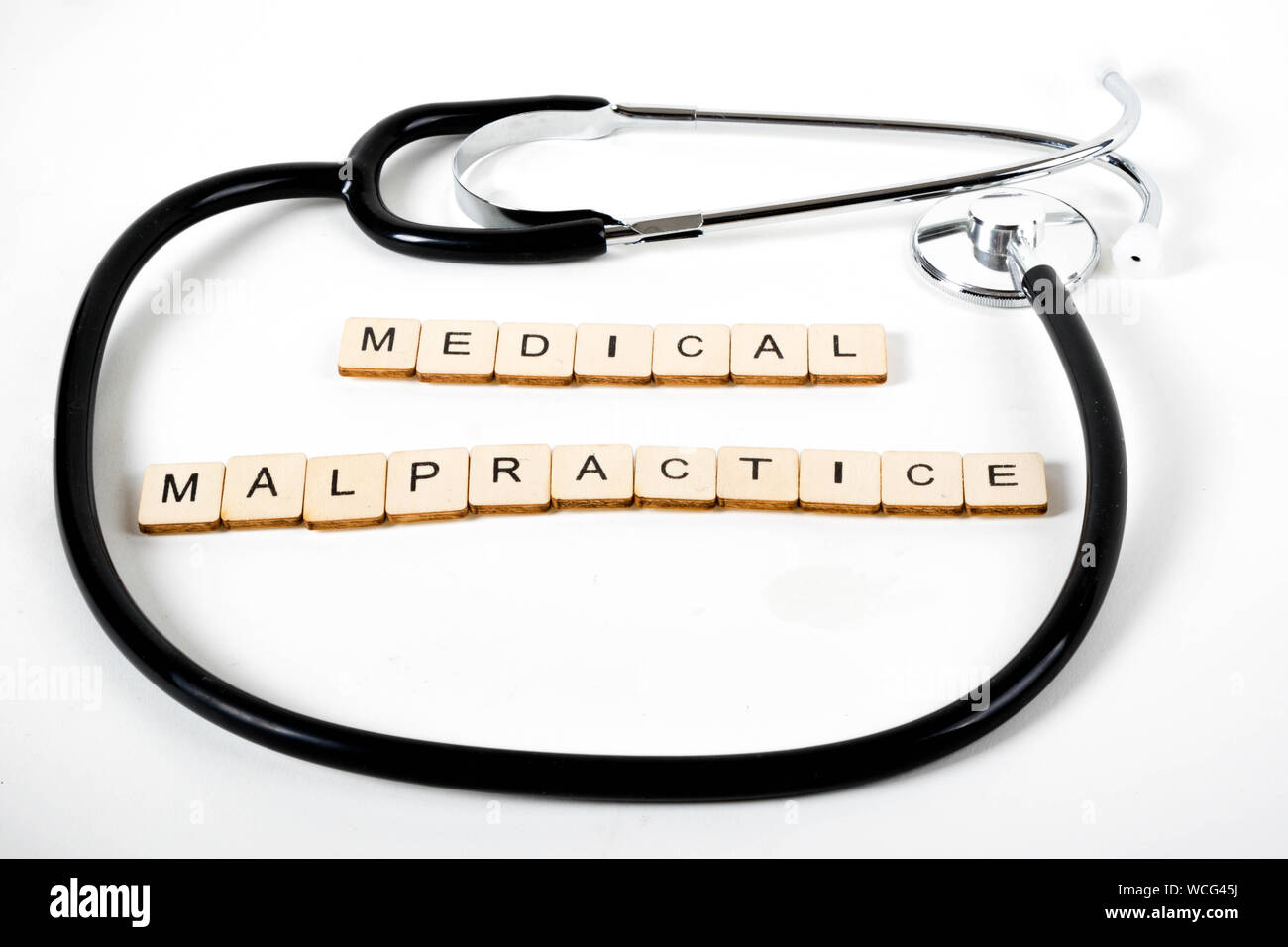 Medico o il concetto di assistenza sanitaria con un stehoscope e il messaggio negligenza medica Foto Stock