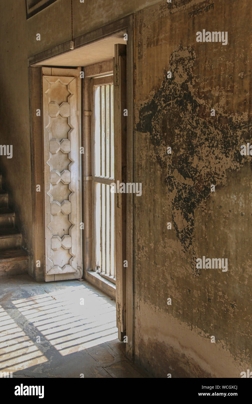 Bella Luce e ombra in Bharat Mata Mandir (Tempio) da una finestra decorativo, il Mahatma Gandhi Kashi Vidyapith, Varanasi, India, Asia centrale Foto Stock