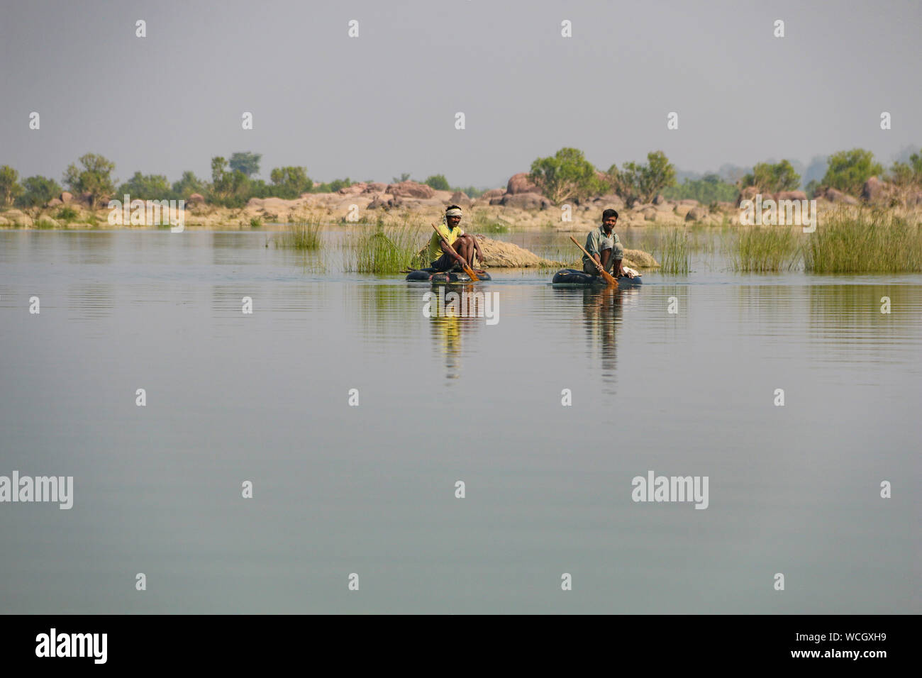 I pescatori locali galleggianti su zattere di fortuna sul fiume Ken, Parco Nazionale di Panna, Madhya Pradesh, India, Asia centrale Foto Stock