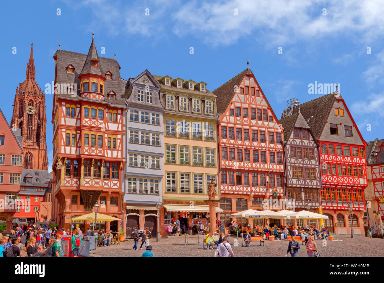 La metà degli edifici con travi di legno sul Römerberg nella città vecchia di Francoforte am Main, Hesse, Germania. Foto Stock
