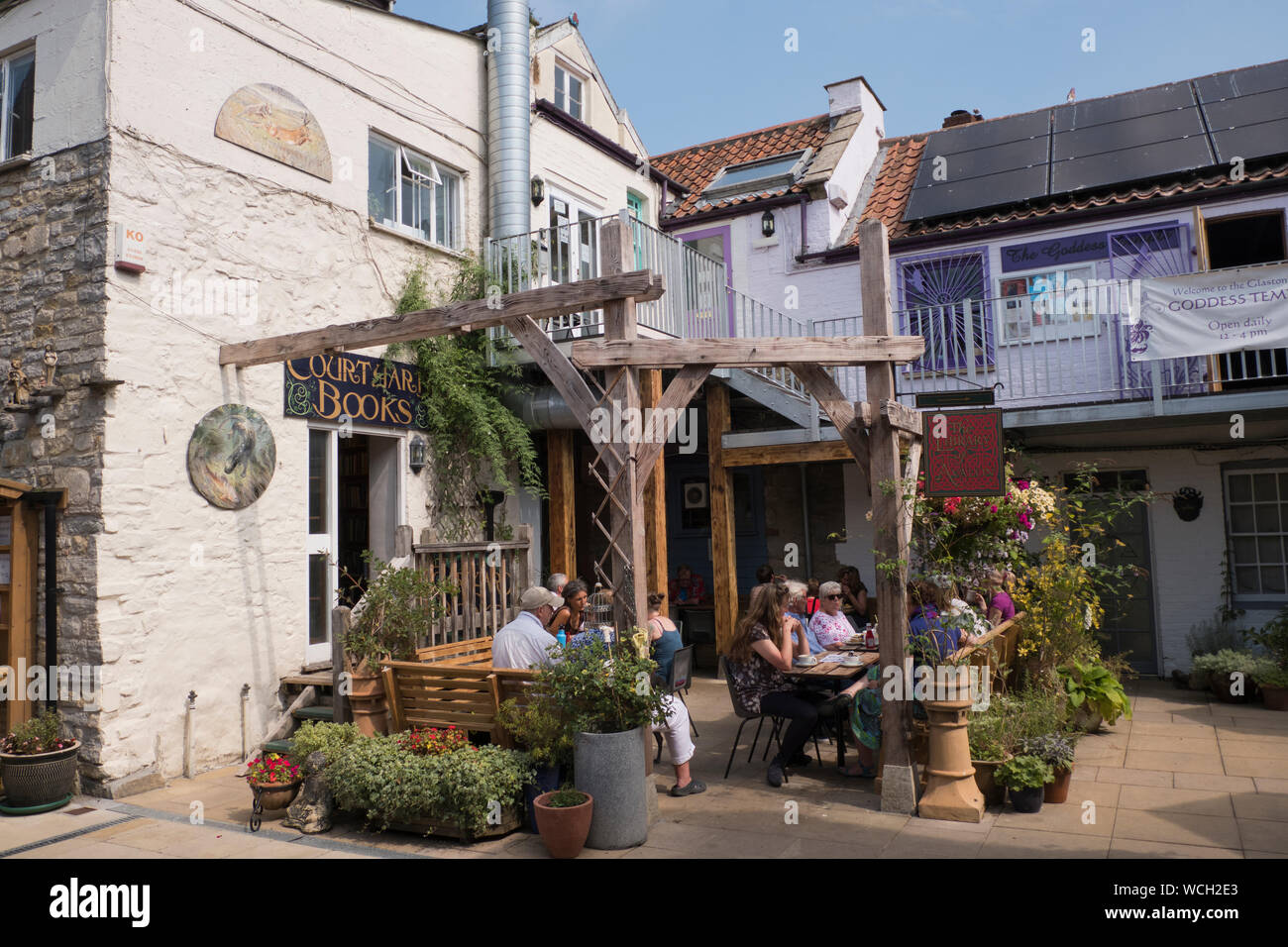 Cafe in cortile a Glastonbury Village Center nel Somerset in estate Foto Stock
