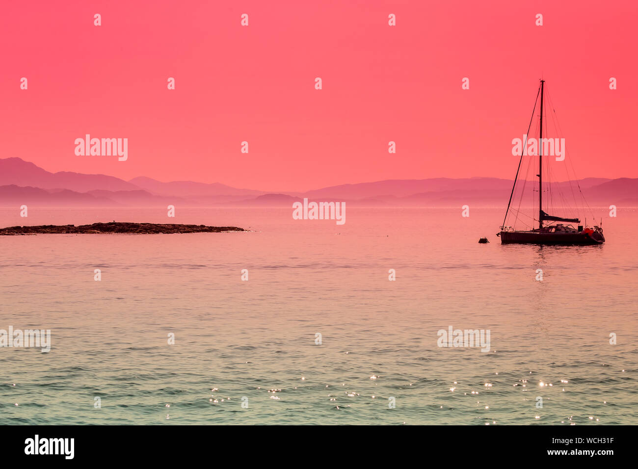Isola di Eigg, Ebridi Interne, Scozia. Tranquillo immagine di una barca ormeggiata la piccola isola delle Ebridi di Eigg, Scozia. Concetto: Serenità Foto Stock