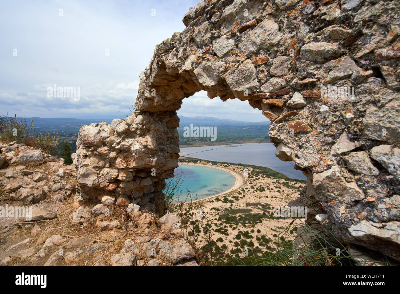 Vista dal vecchio castello di Navarino merlature verso l'ox-bellybeach vicino a Pylos, Grecia Foto Stock