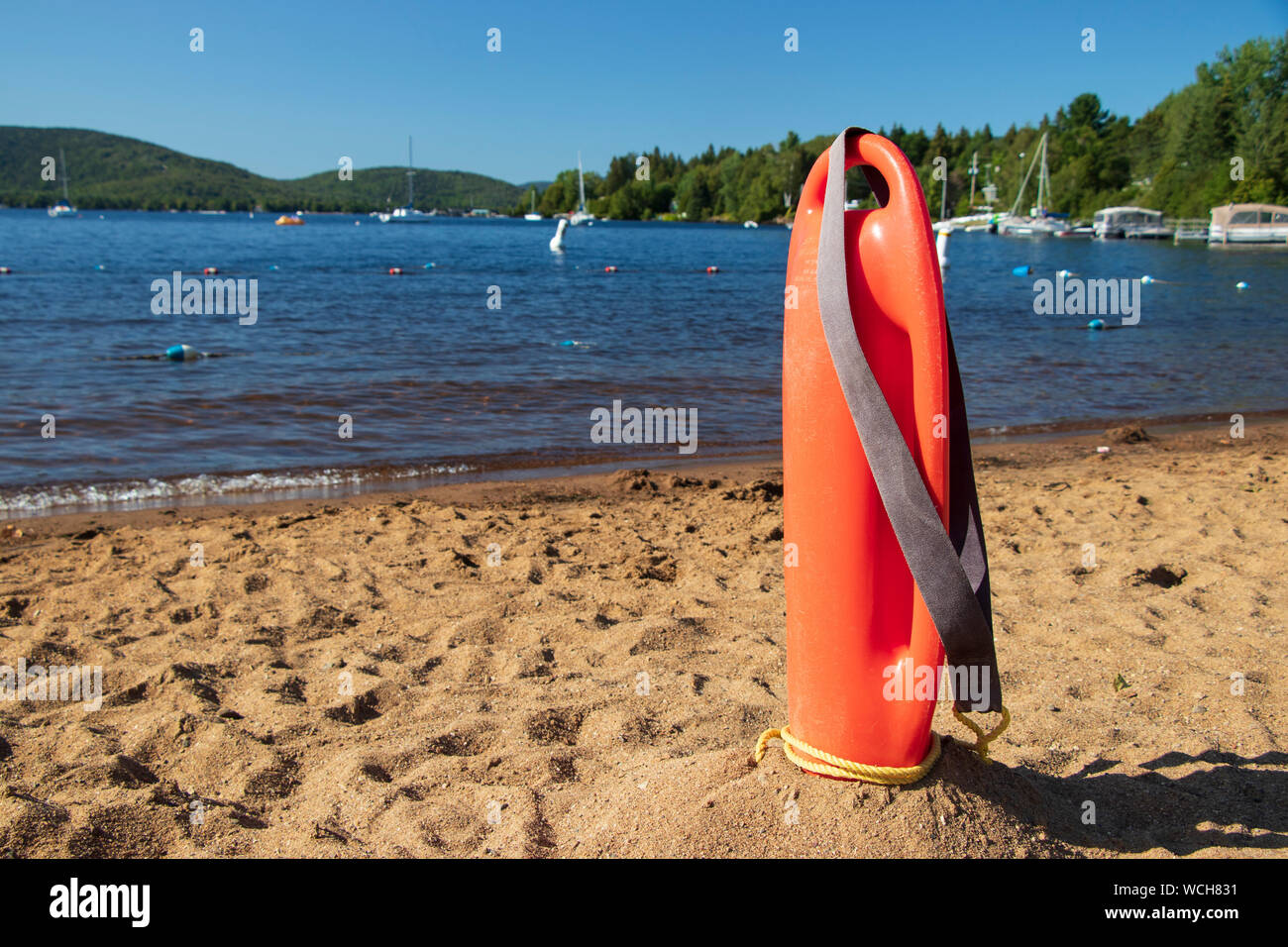 Bagnino boa di salvataggio in piedi di sabbia su una spiaggia, Archambault Lago, Saint-Donat, Québec Foto Stock
