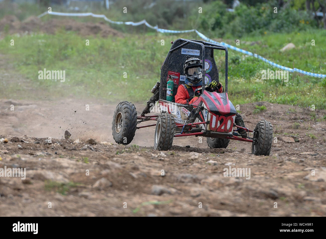 Changbai Mountain, della Cina di Jilin provience. 28 Agosto, 2019. Driver da Hubei Università di tecnologia automobilistica compete durante il 2019 Baja SAE Cina in montagna Changbai Conservazione e Sviluppo Area, a nord-est della Cina di Jilin provience, Agosto 28, 2019. Credito: Zhang Nan/Xinhua/Alamy Live News Foto Stock