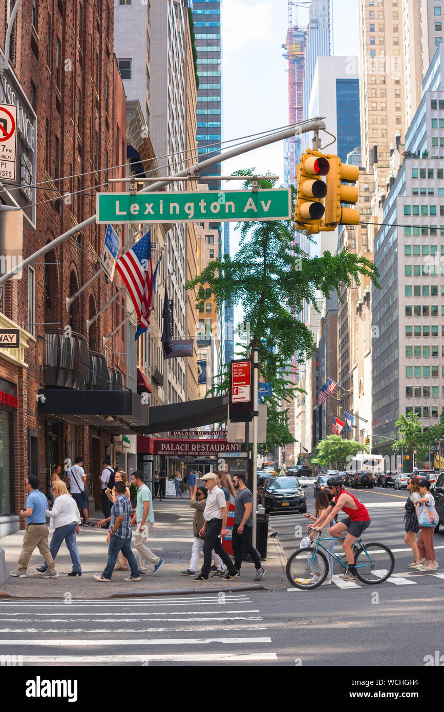 Manhattan street, vista in estate di persone a piedi lungo la Lexington Avenue nel centro di Manhattan, New York City, Stati Uniti d'America Foto Stock