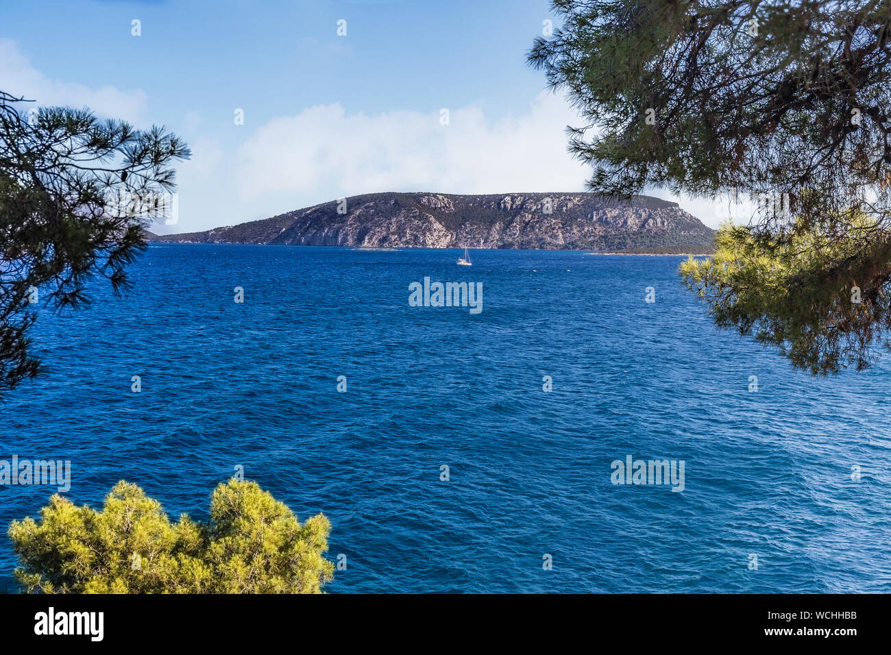 Il bellissimo panorama del paesaggio marino con cielo blu a luce del giorno Foto Stock