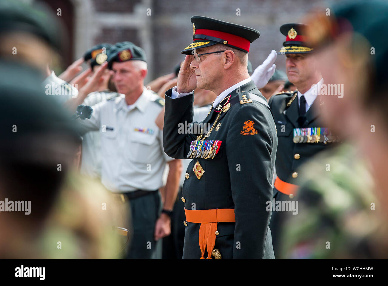 Breda, Paesi Bassi. 28 Agosto, 2019. Breda - 28-08-2019, il Kasteel Breda cerimonia militare, il tenente generale - Leo Beulen mani oltre la sua funzione come comandante della Royal a militare oltre al tenente - generale Martin Wijnen. Incontrato traditioneel militair ceremonieel draagt luitenant-generaal Leo Beulen (clacson, 1960) woensdag 28 Augusto 2019 zijn functie als commandant van de Koninklijke Landmacht oltre aan luitenant-generaal Martin Wijnen. Credito: Pro scatti/Alamy Live News Foto Stock