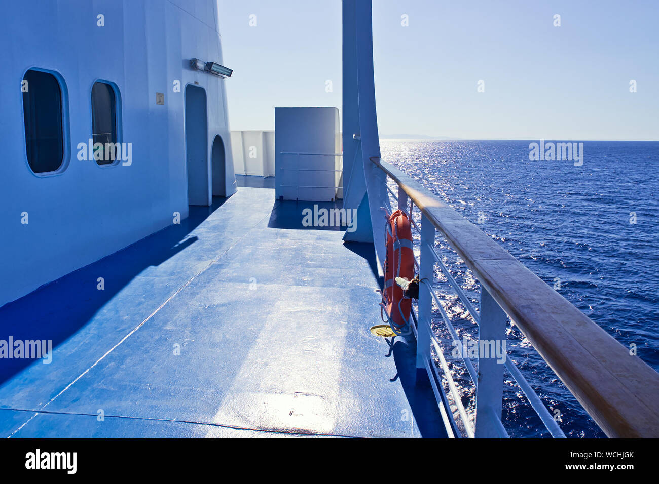 Nave traghetto coperta sotto una splendida giornata di vela di luce a mare Egeo , Grecia. Foto Stock