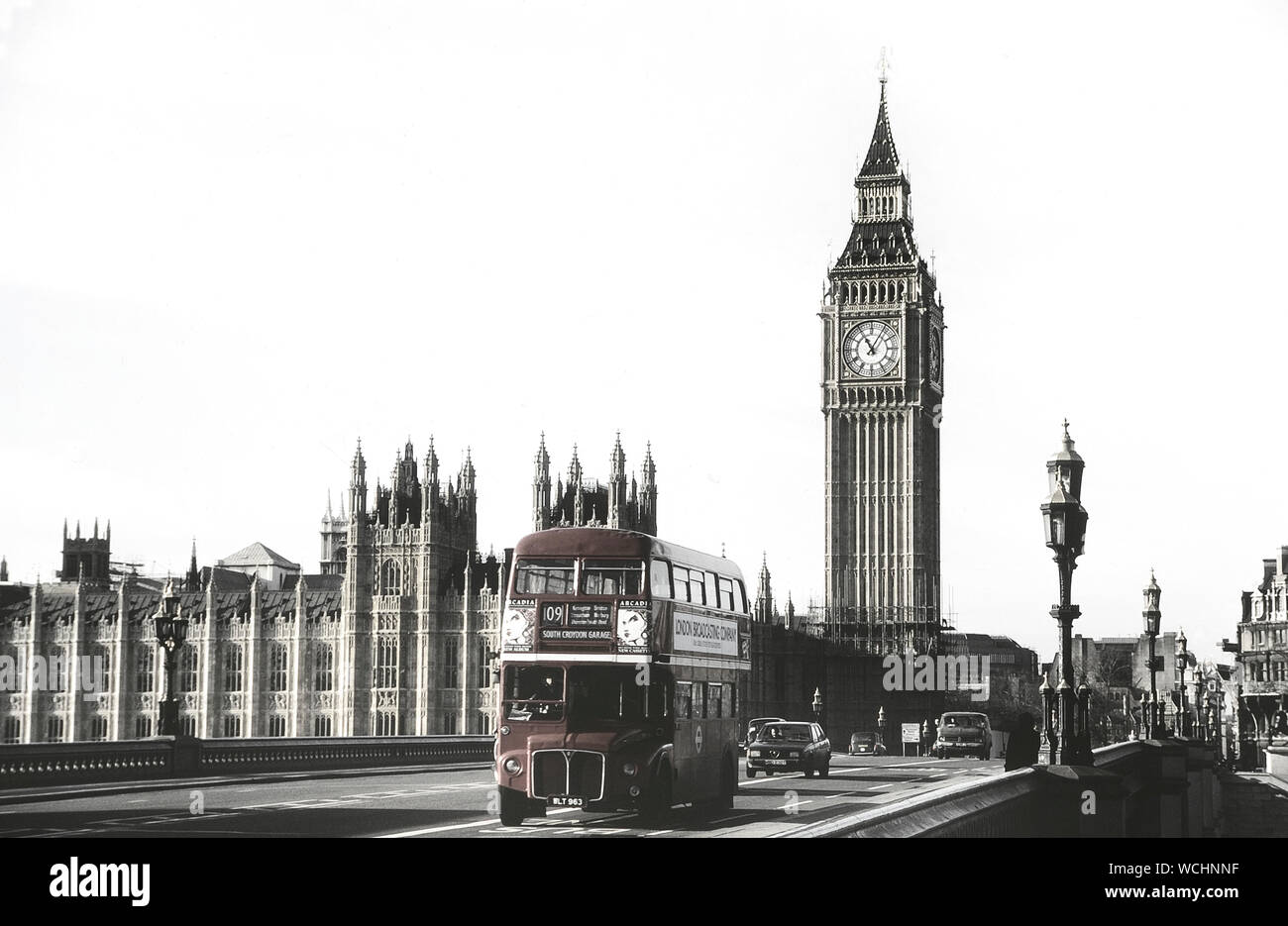 L'AEC Double-decker bus Routemaster sul Westminster Bridge passando il Big Ben, la Casa del Parlamento, Londra, Inghilterra, Regno Unito. Circa ottanta Foto Stock