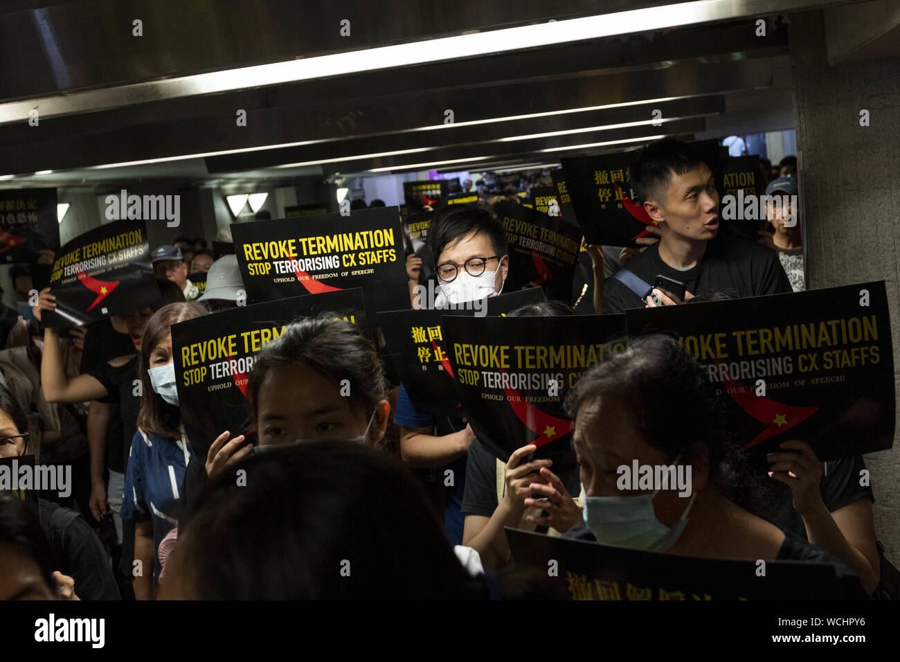 Agosto 28, 2019, Hong Kong, Cina: centinaia di dimostranti si sono riuniti a Hong Kong di Edimburgo per esprimere la loro opposizione alla terminazione dei lavoratori nel settore aeronautico a causa del loro sostegno della pro movimento democratico. Il rally ha sottolineato l importanza del diritto del lavoratore alla libertà di parola e hanno chiesto che essi essere reintegrato a loro positons dell'occupazione. Dopo il rally che i partecipanti hanno marciato al Pacific Place complesso. (Credito Immagine: © Adryel Talamantes/ZUMA filo) Foto Stock
