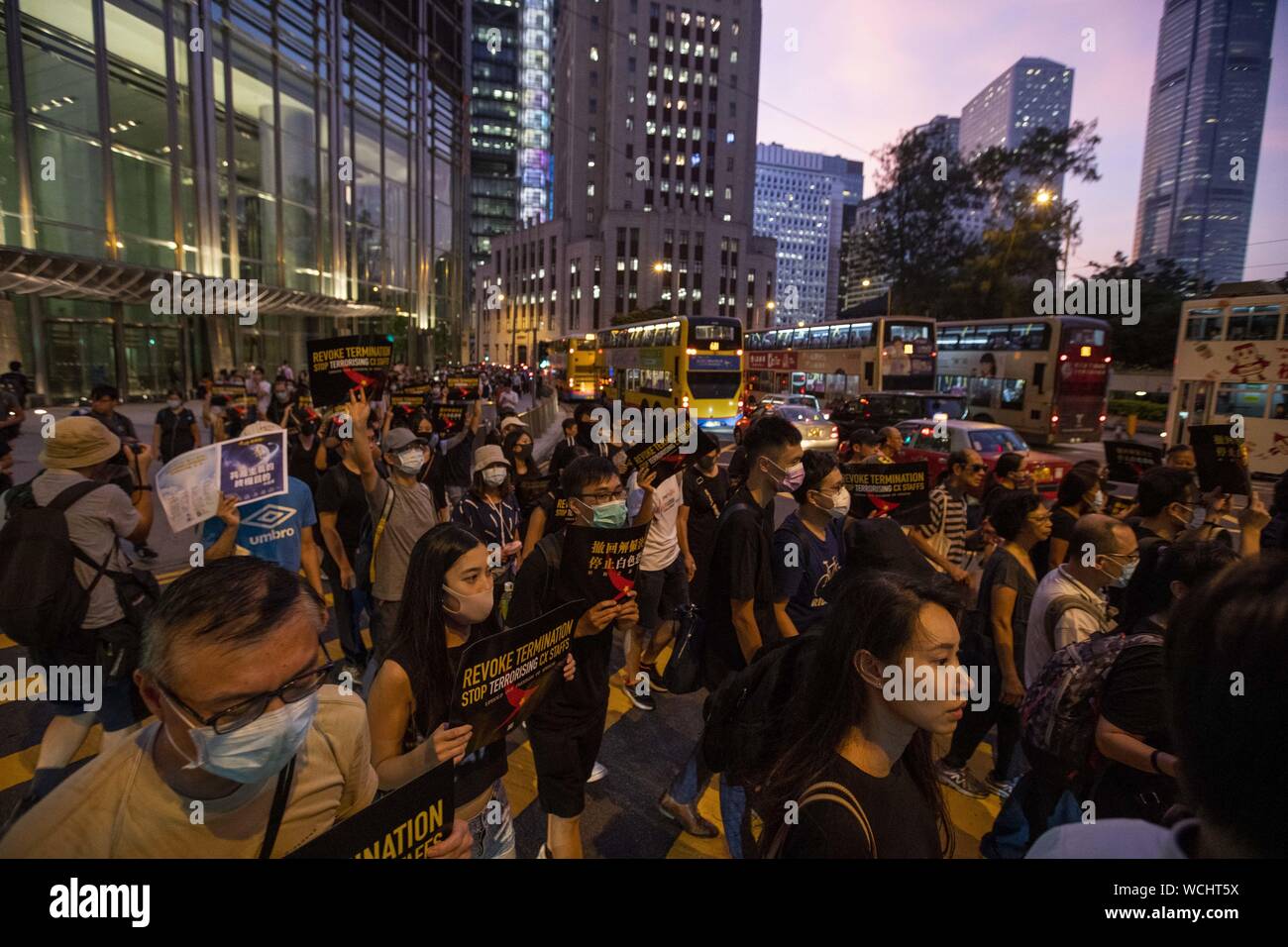 Agosto 28, 2019, Hong Kong, Cina: centinaia di dimostranti si sono riuniti a Hong Kong di Edimburgo per esprimere la loro opposizione alla terminazione dei lavoratori nel settore aeronautico a causa del loro sostegno della pro movimento democratico. Il rally ha sottolineato l importanza del diritto del lavoratore alla libertà di parola e hanno chiesto che essi essere reintegrato a loro positons dell'occupazione. Dopo il rally che i partecipanti hanno marciato al Pacific Place complesso. (Credito Immagine: © Adryel Talamantes/ZUMA filo) Foto Stock